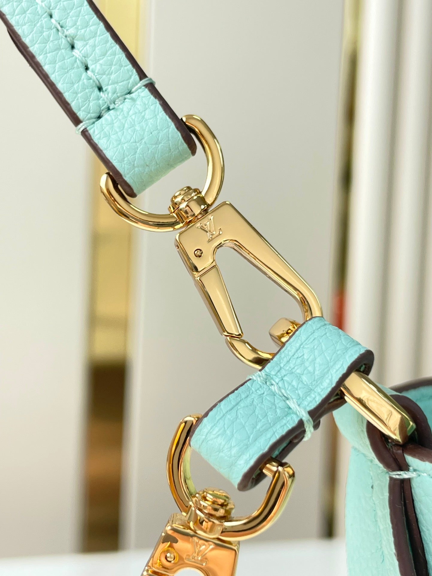 BLOSSOM PM 20 EN CUIR DE VEAU PERFORÉ MONOGRAMME BLEU CIEL