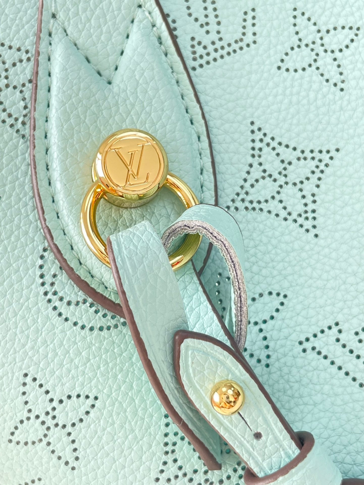 BLOSSOM PM 20 EN CUIR DE VEAU PERFORÉ MONOGRAMME BLEU CIEL