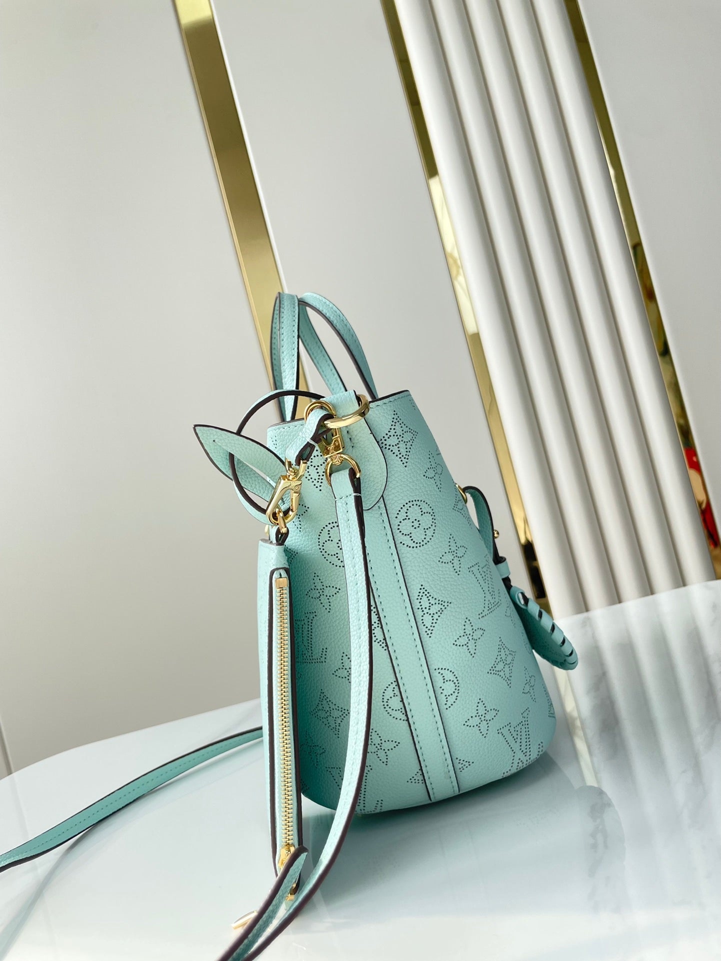 BLOSSOM PM 20 EN CUIR DE VEAU PERFORÉ MONOGRAMME BLEU CIEL