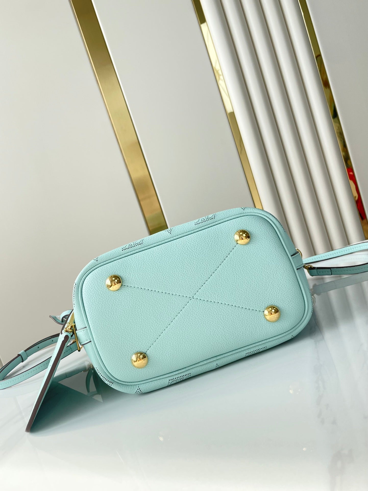 BLOSSOM PM 20 EN CUIR DE VEAU PERFORÉ MONOGRAMME BLEU CIEL