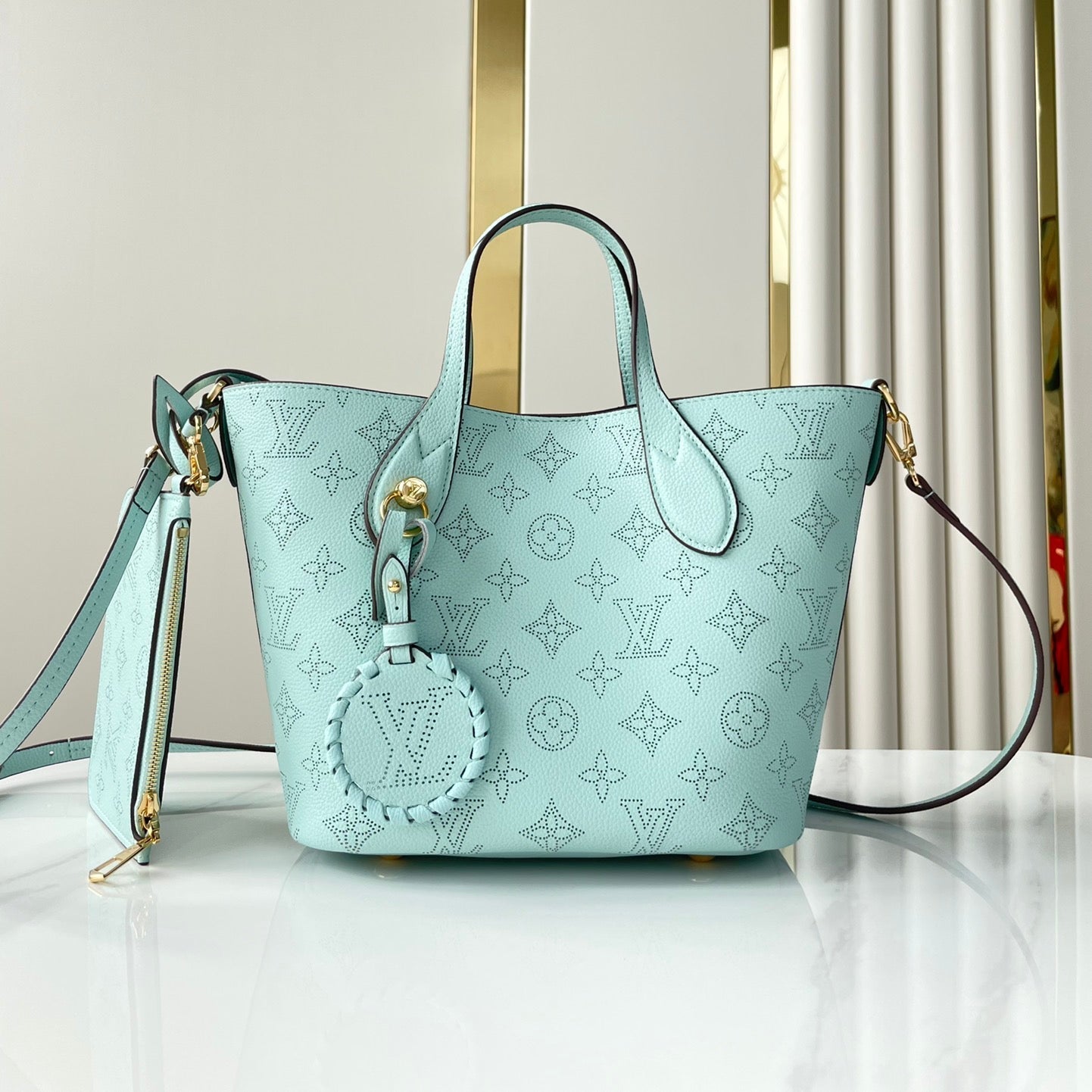 BLOSSOM PM 20 EN CUIR DE VEAU PERFORÉ MONOGRAMME BLEU CIEL