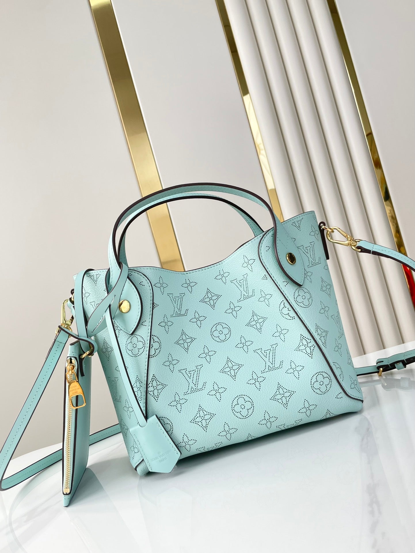 HINA 23 EN CUIR DE VEAU PERFORÉ MONOGRAMME BLEU CIEL
