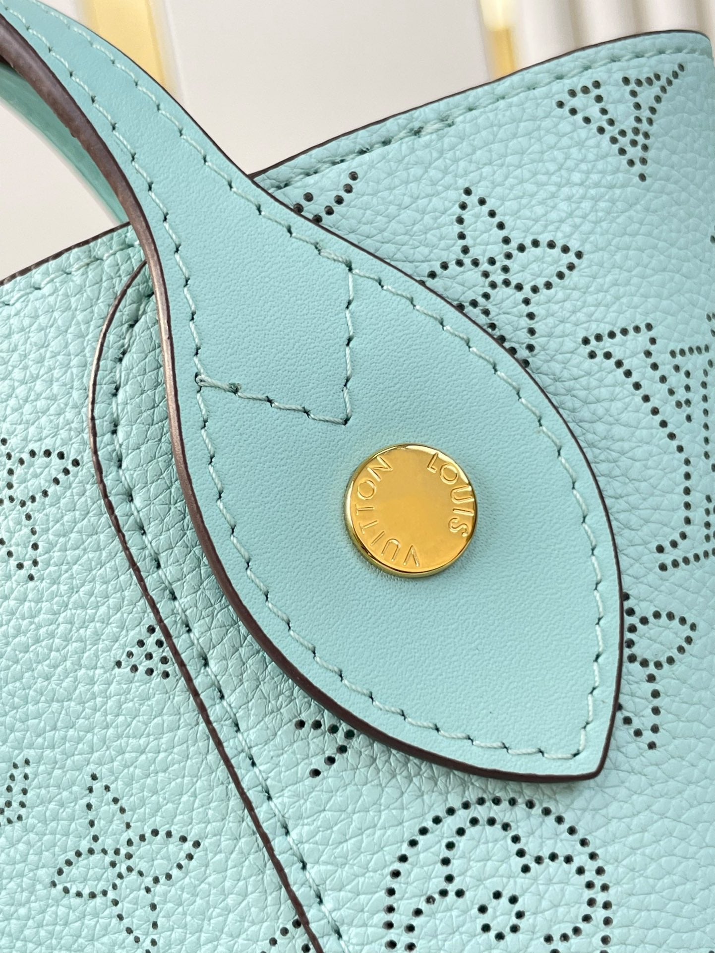 HINA 23 EN CUIR DE VEAU PERFORÉ MONOGRAMME BLEU CIEL