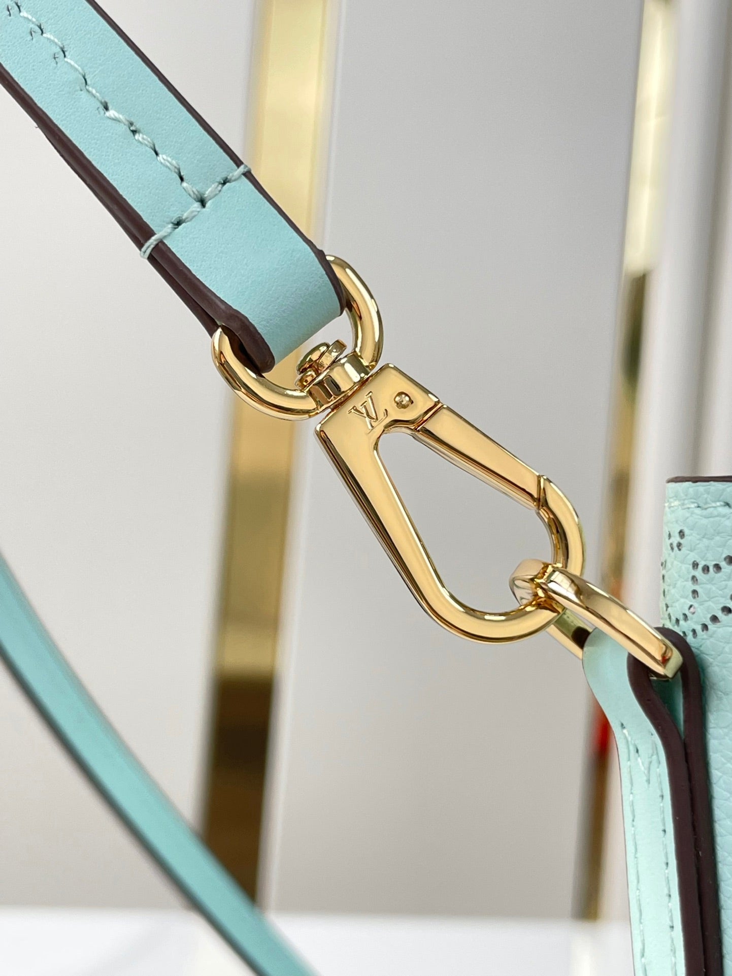 HINA 23 EN CUIR DE VEAU PERFORÉ MONOGRAMME BLEU CIEL