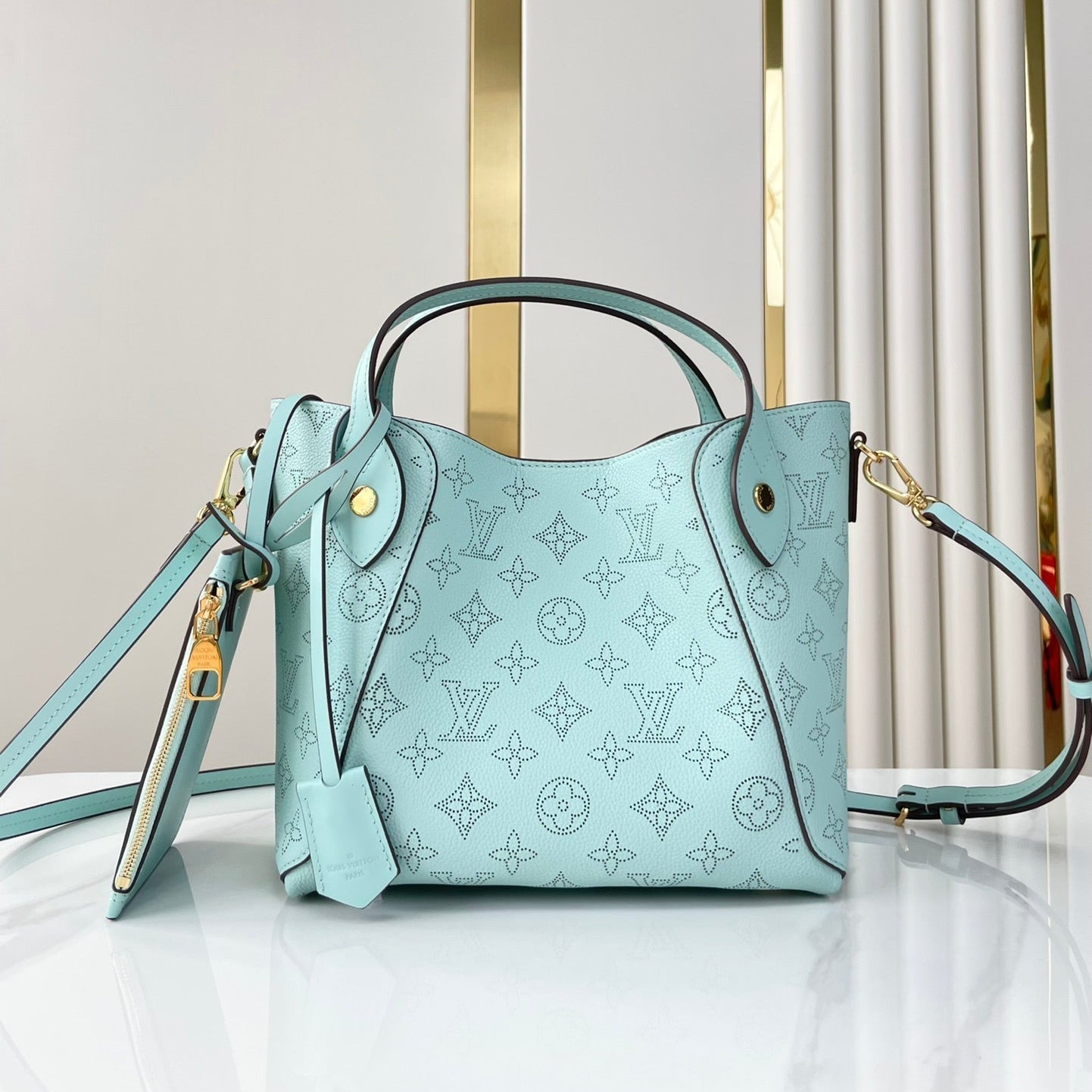HINA 23 EN CUIR DE VEAU PERFORÉ MONOGRAMME BLEU CIEL