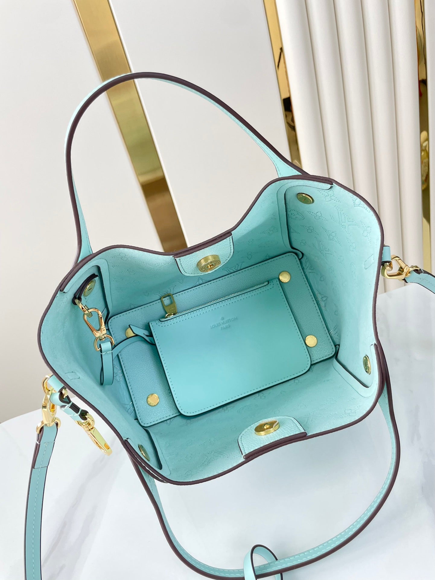 HINA 23 EN CUIR DE VEAU PERFORÉ MONOGRAMME BLEU CIEL