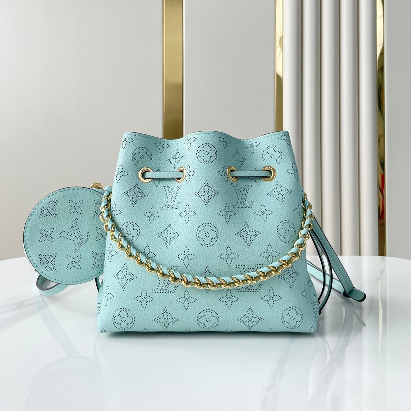 BELLA 22 EN CUIR DE VEAU PERFORÉ MONOGRAMME BLEU CIEL