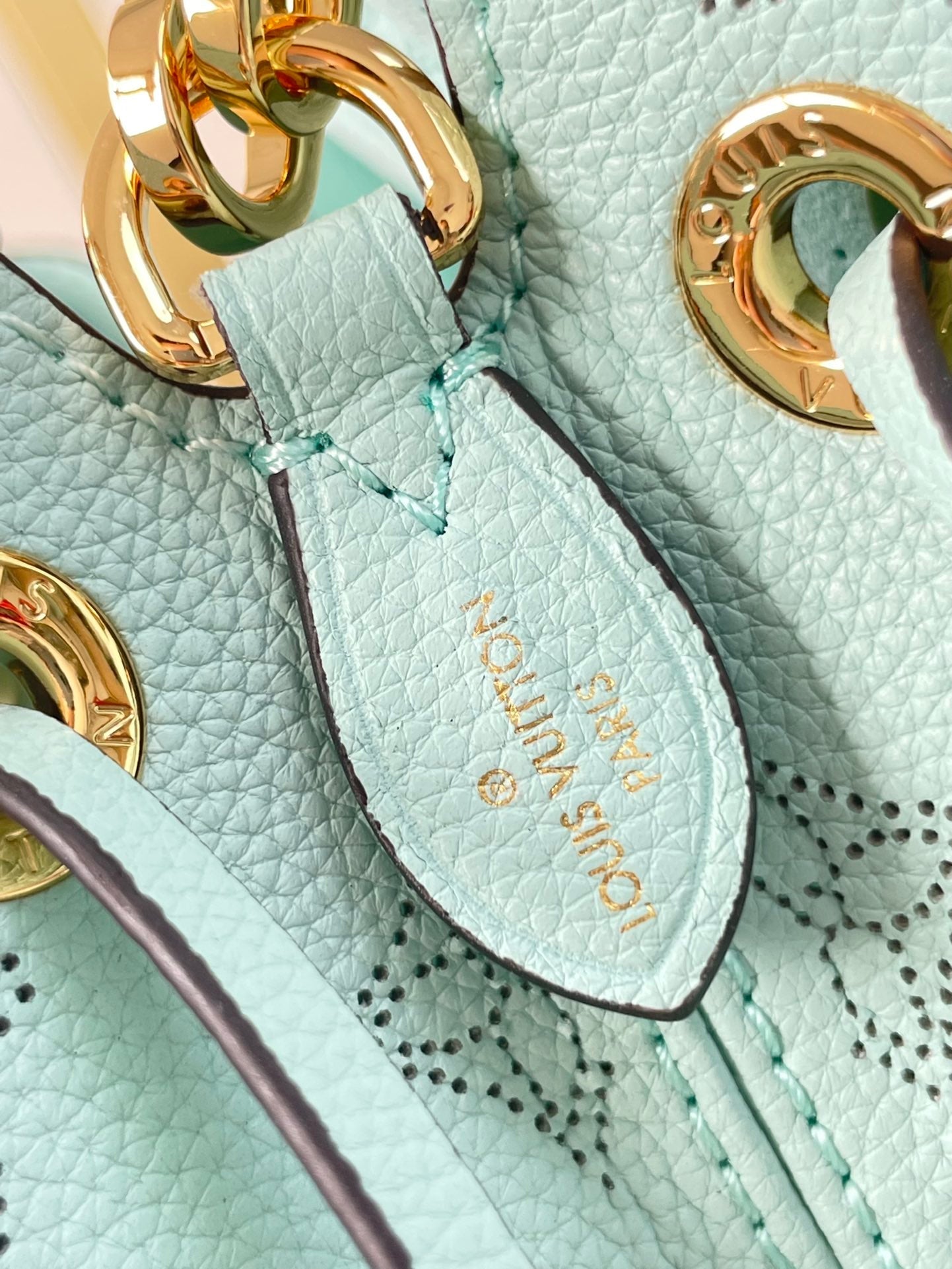 BELLA 22 EN CUIR DE VEAU PERFORÉ MONOGRAMME BLEU CIEL