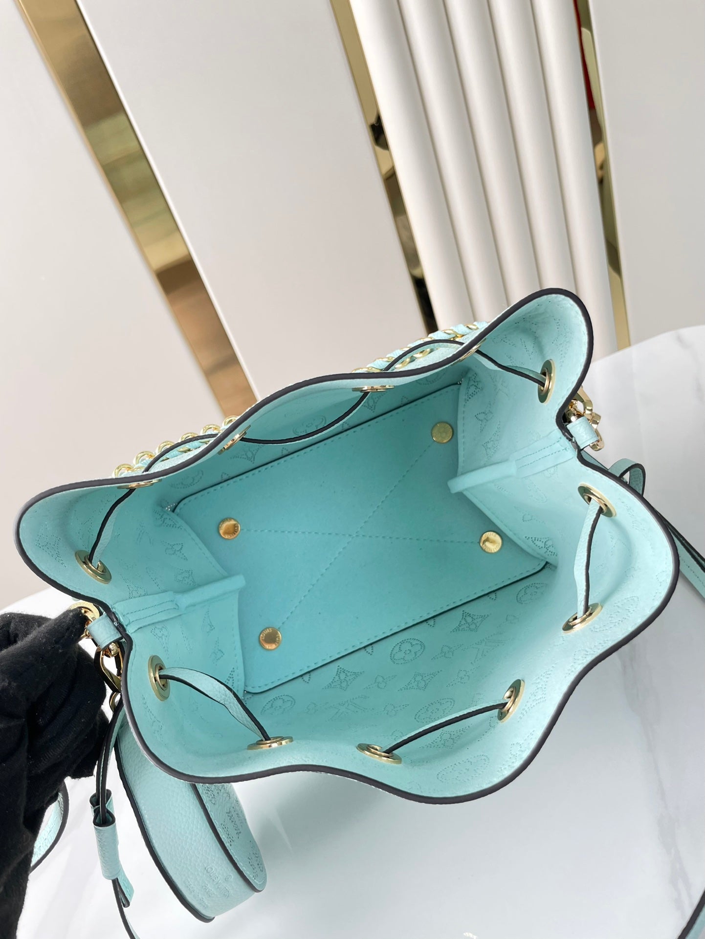 BELLA 22 EN CUIR DE VEAU PERFORÉ MONOGRAMME BLEU CIEL