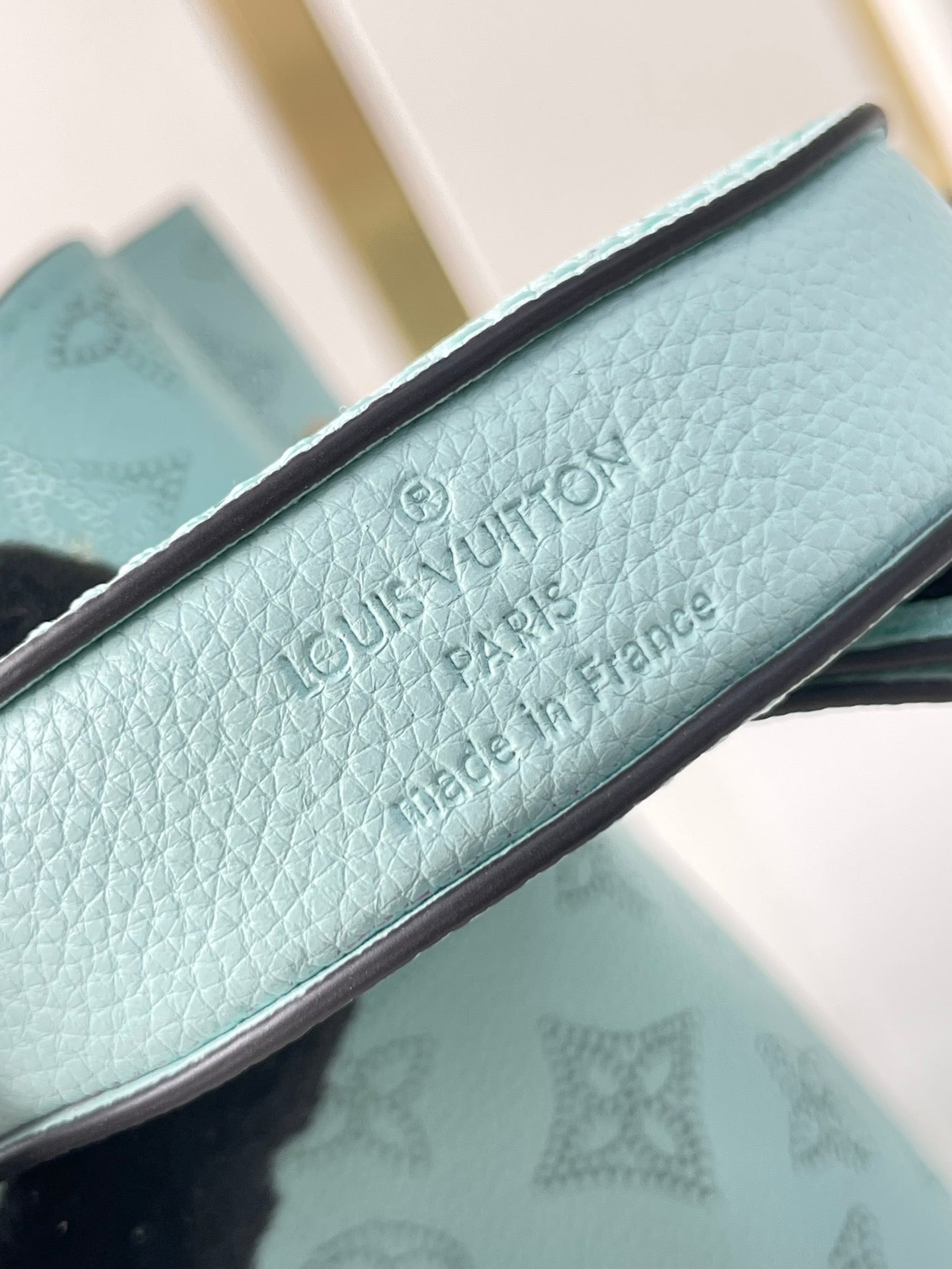 BELLA 22 EN CUIR DE VEAU PERFORÉ MONOGRAMME BLEU CIEL