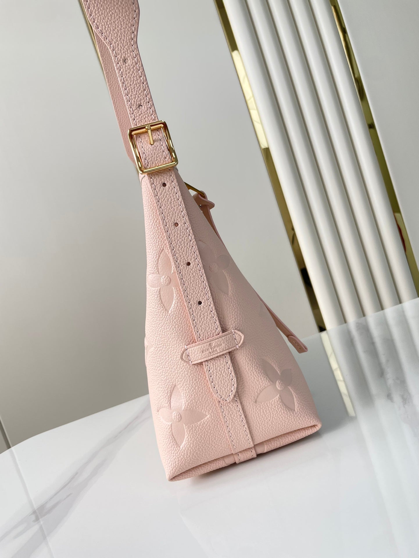 SAC FOURRE-TOUT 29 EN CUIR EMPREINTE MONOGRAMME ROSE CLAIR