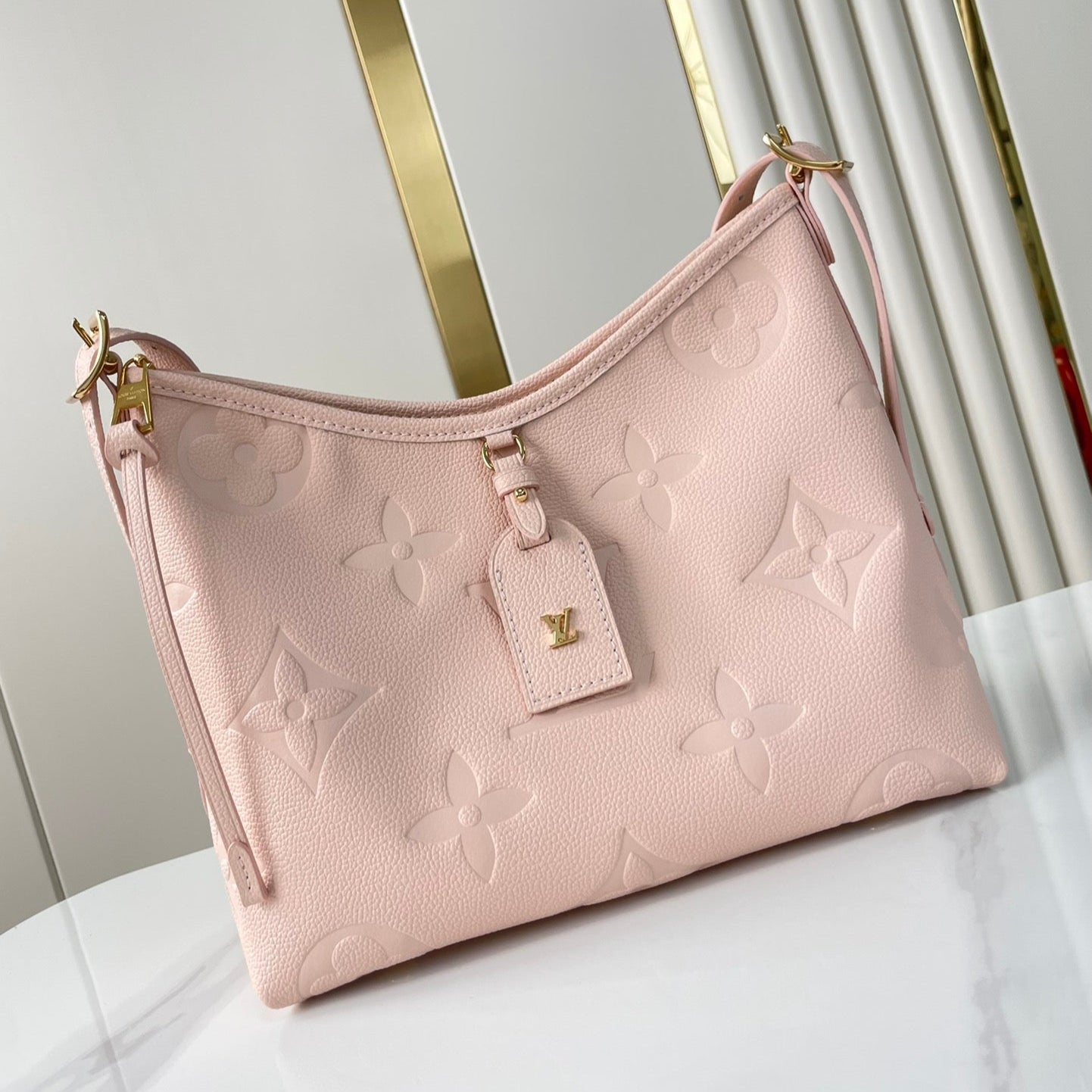 SAC FOURRE-TOUT 29 EN CUIR EMPREINTE MONOGRAMME ROSE CLAIR