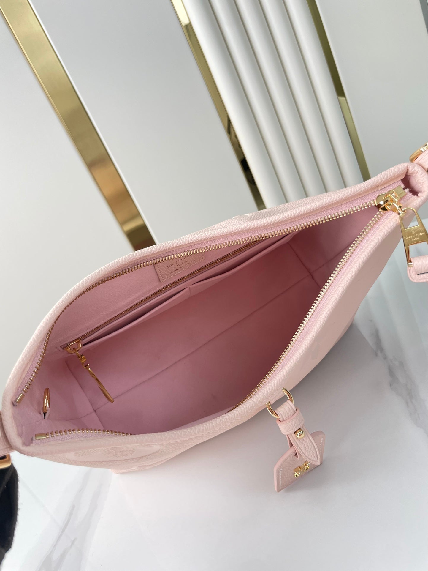 SAC FOURRE-TOUT 29 EN CUIR EMPREINTE MONOGRAMME ROSE CLAIR