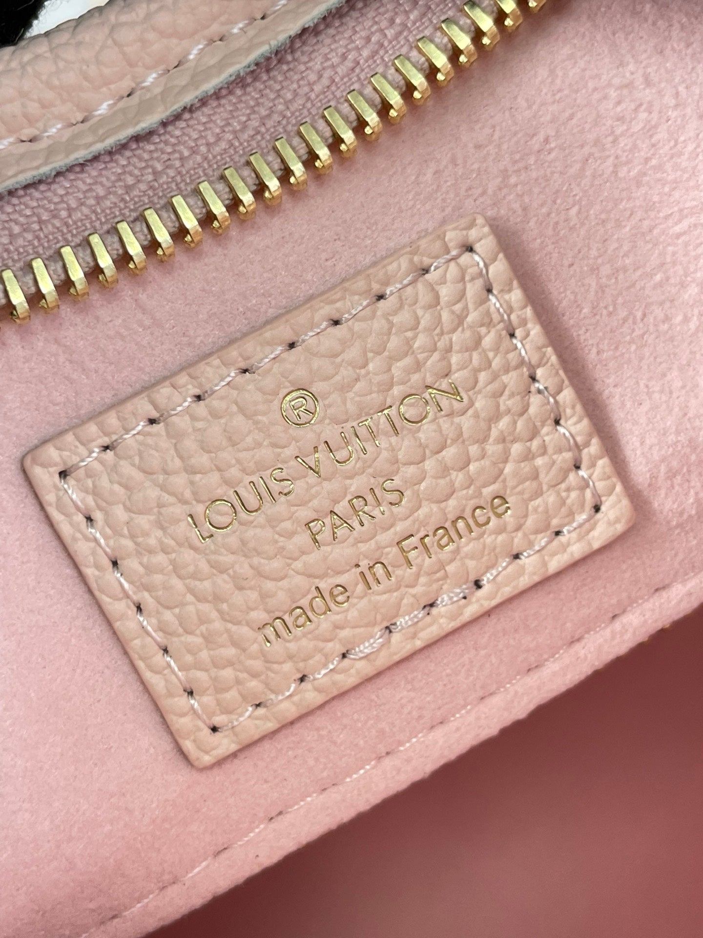 SAC FOURRE-TOUT 29 EN CUIR EMPREINTE MONOGRAMME ROSE CLAIR