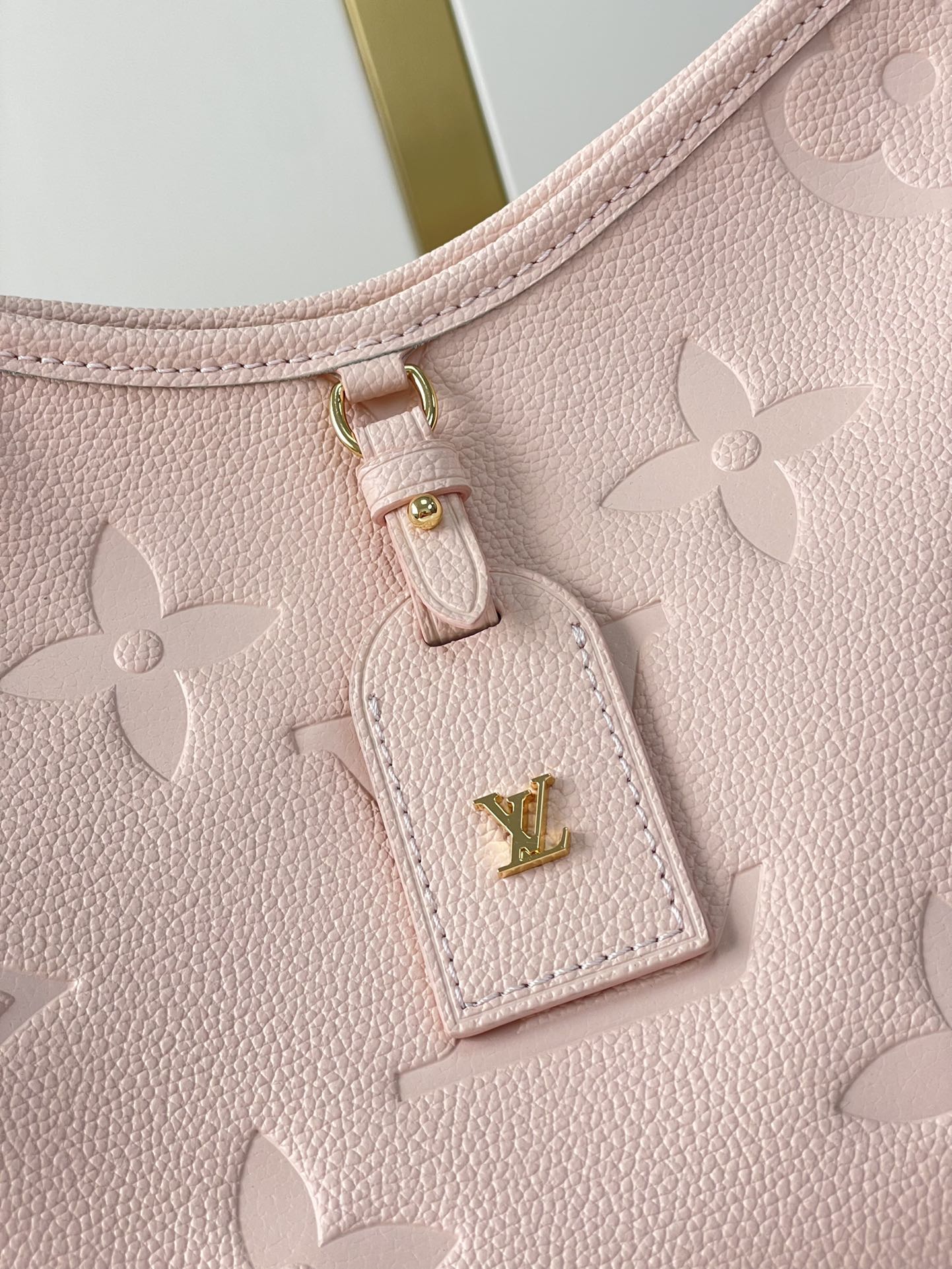 SAC FOURRE-TOUT 29 EN CUIR EMPREINTE MONOGRAMME ROSE CLAIR