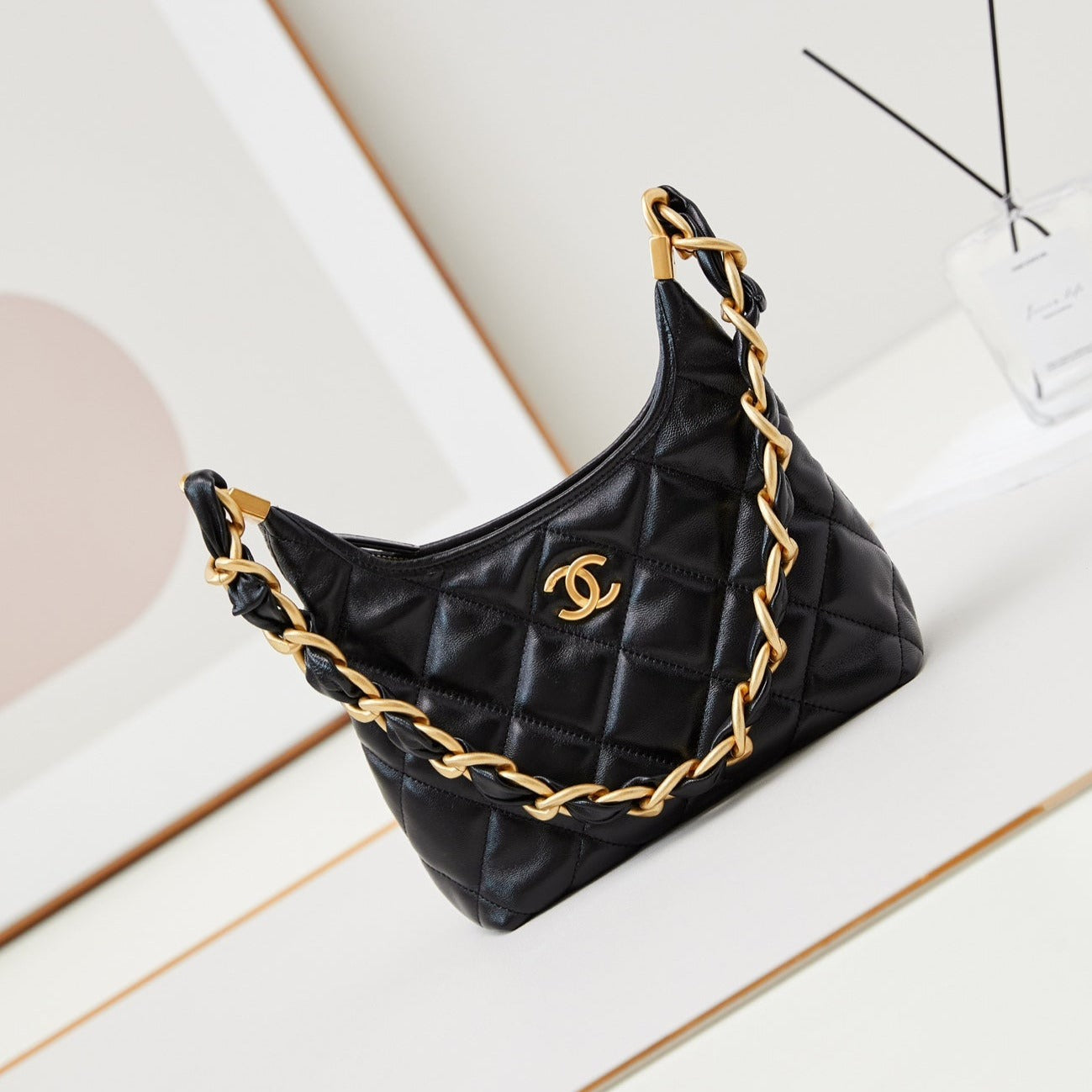 SAC HOBO 24A 23 CM EN CUIR DE VEAU NOIR QUINCAILLERIE DORÉ