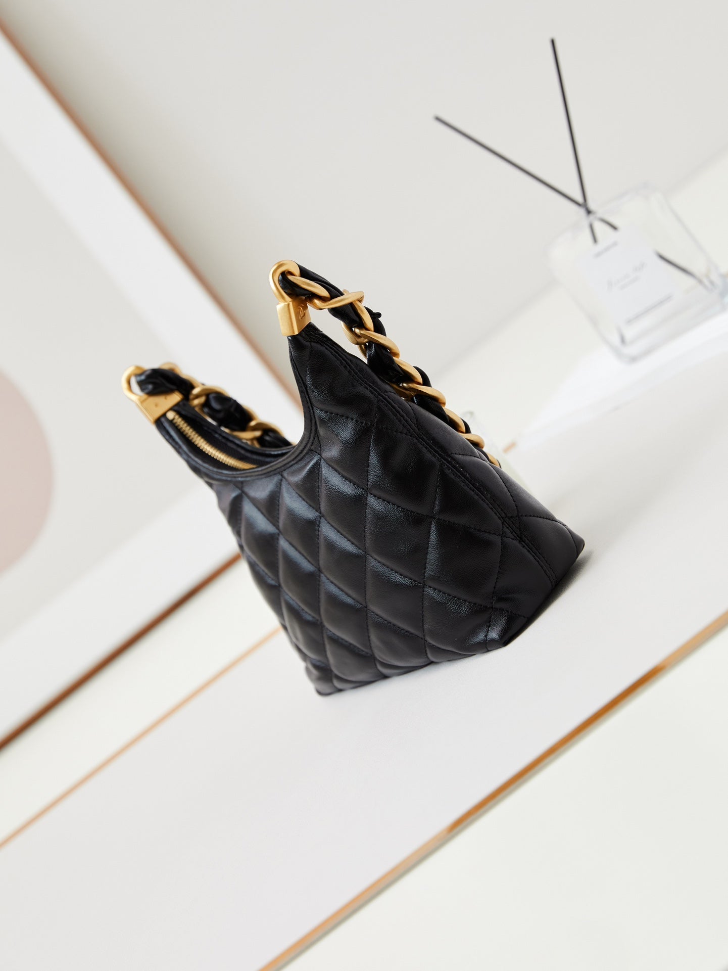 SAC HOBO 24A 23 CM EN CUIR DE VEAU NOIR QUINCAILLERIE DORÉ