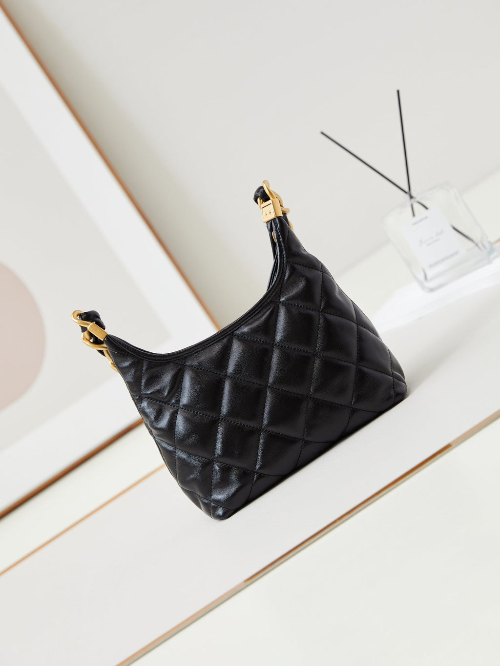 SAC HOBO 24A 23 CM EN CUIR DE VEAU NOIR QUINCAILLERIE DORÉ