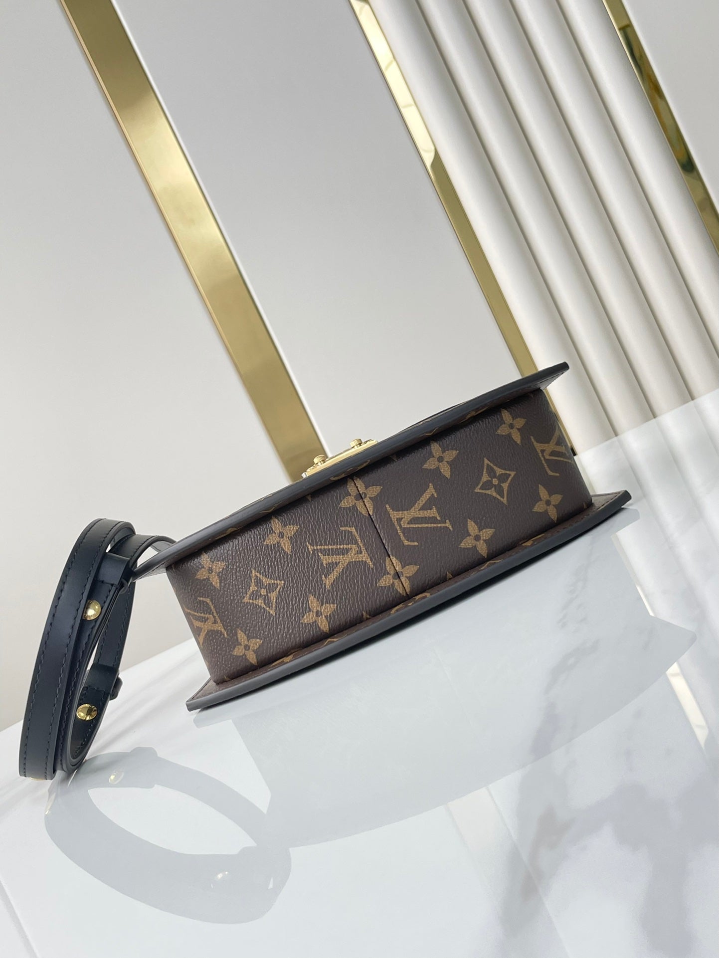 TILSITT 24 EN TOILE MARRON MONOGRAMME ET MONOGRAMME INVERSE BOUCLE DOREE