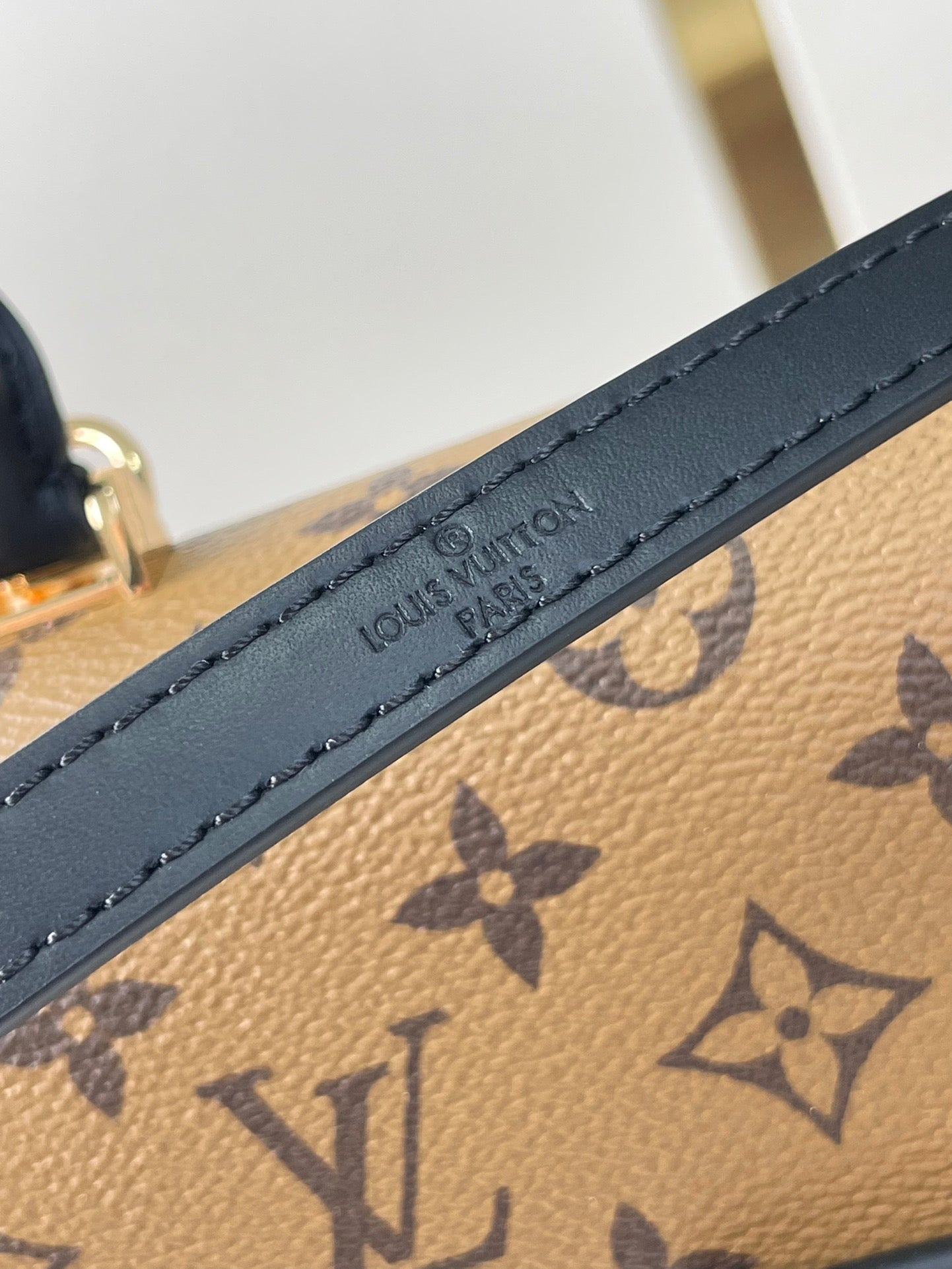 TILSITT 24 EN TOILE MARRON MONOGRAMME ET MONOGRAMME INVERSE BOUCLE DOREE