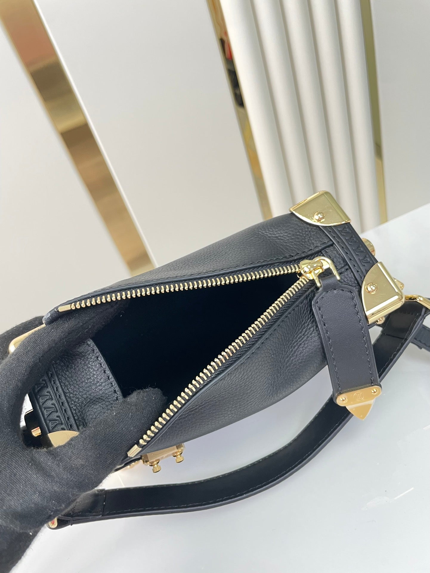 COFFRE LATÉRAL MINI 18 EN CUIR DE VEAU NOIR QUINCAILLERIE DORÉ