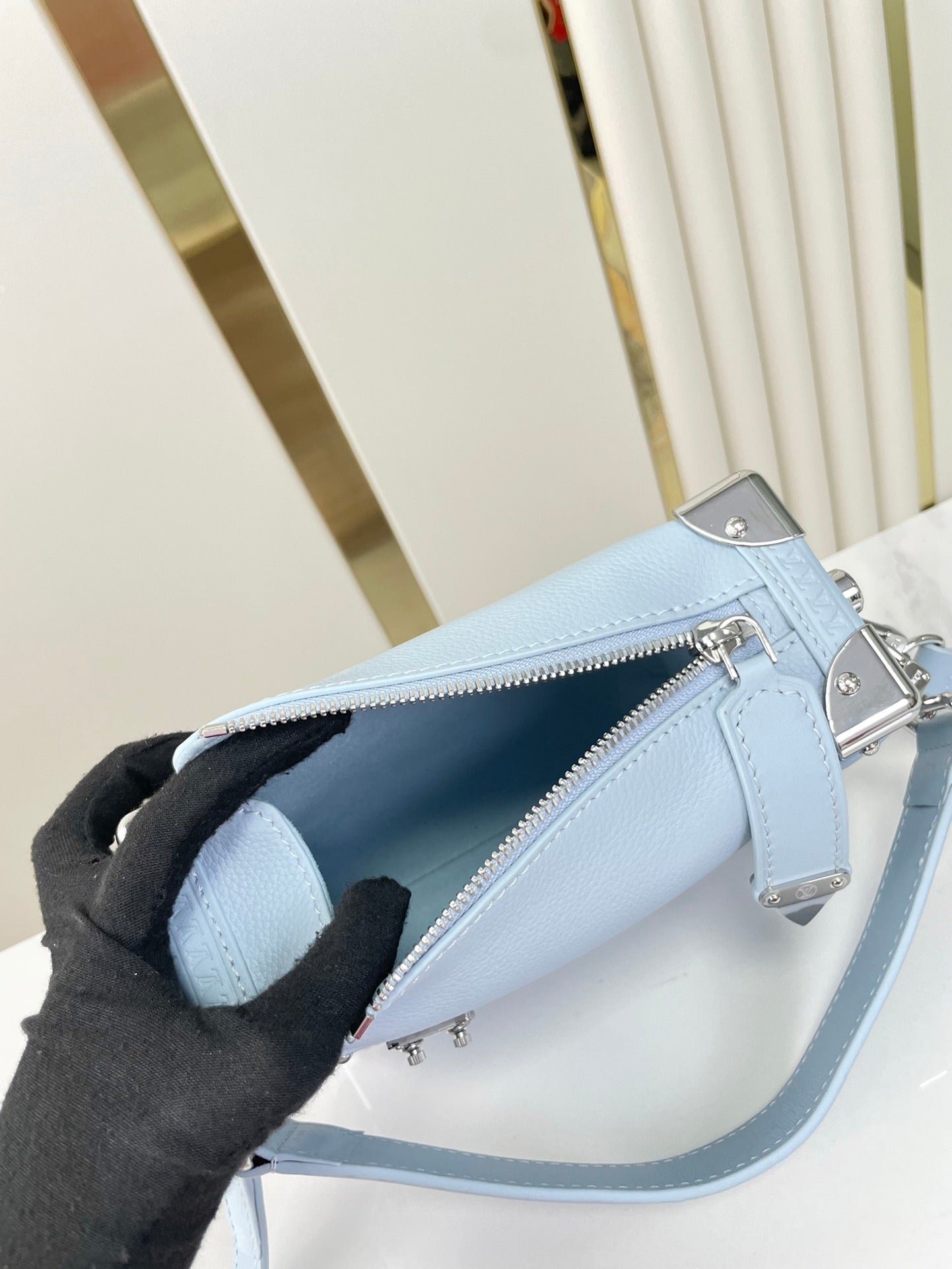 COFFRE LATÉRAL MINI 18 EN CUIR DE VEAU BLEU CIEL QUINCAILLERIE ARGENTÉE