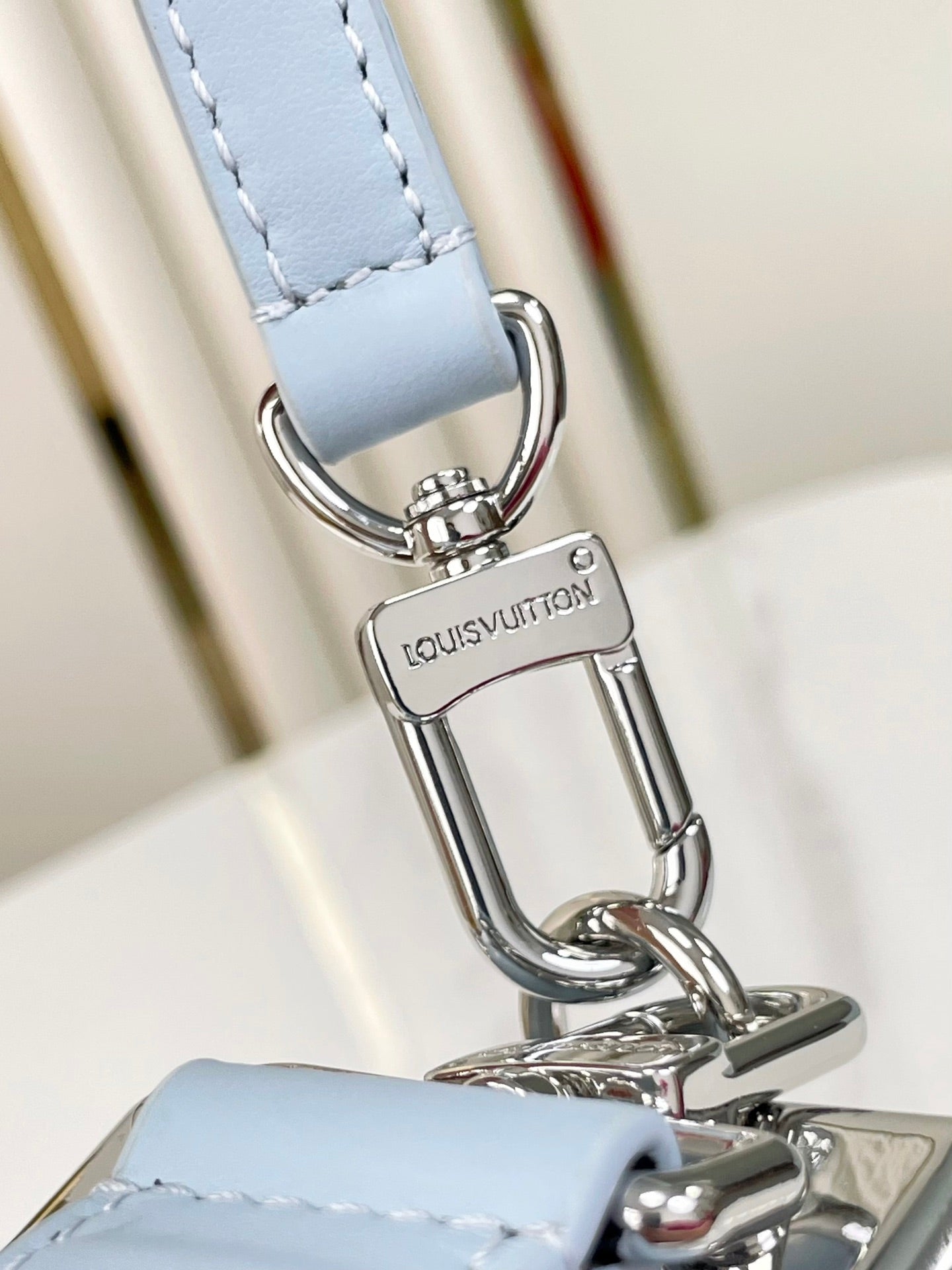 COFFRE LATÉRAL MINI 18 EN CUIR DE VEAU BLEU CIEL QUINCAILLERIE ARGENTÉE