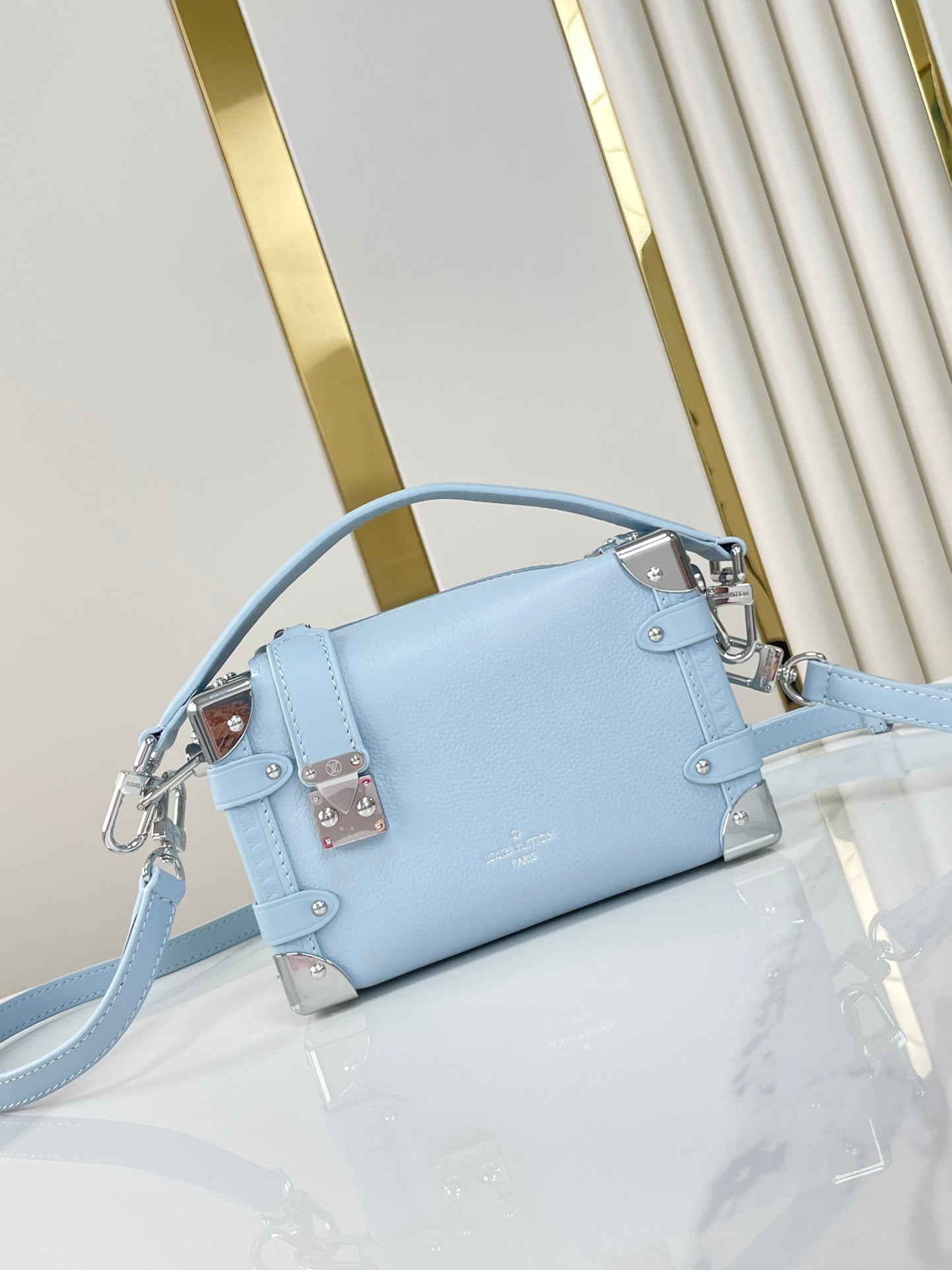 COFFRE LATÉRAL MINI 18 EN CUIR DE VEAU BLEU CIEL QUINCAILLERIE ARGENTÉE