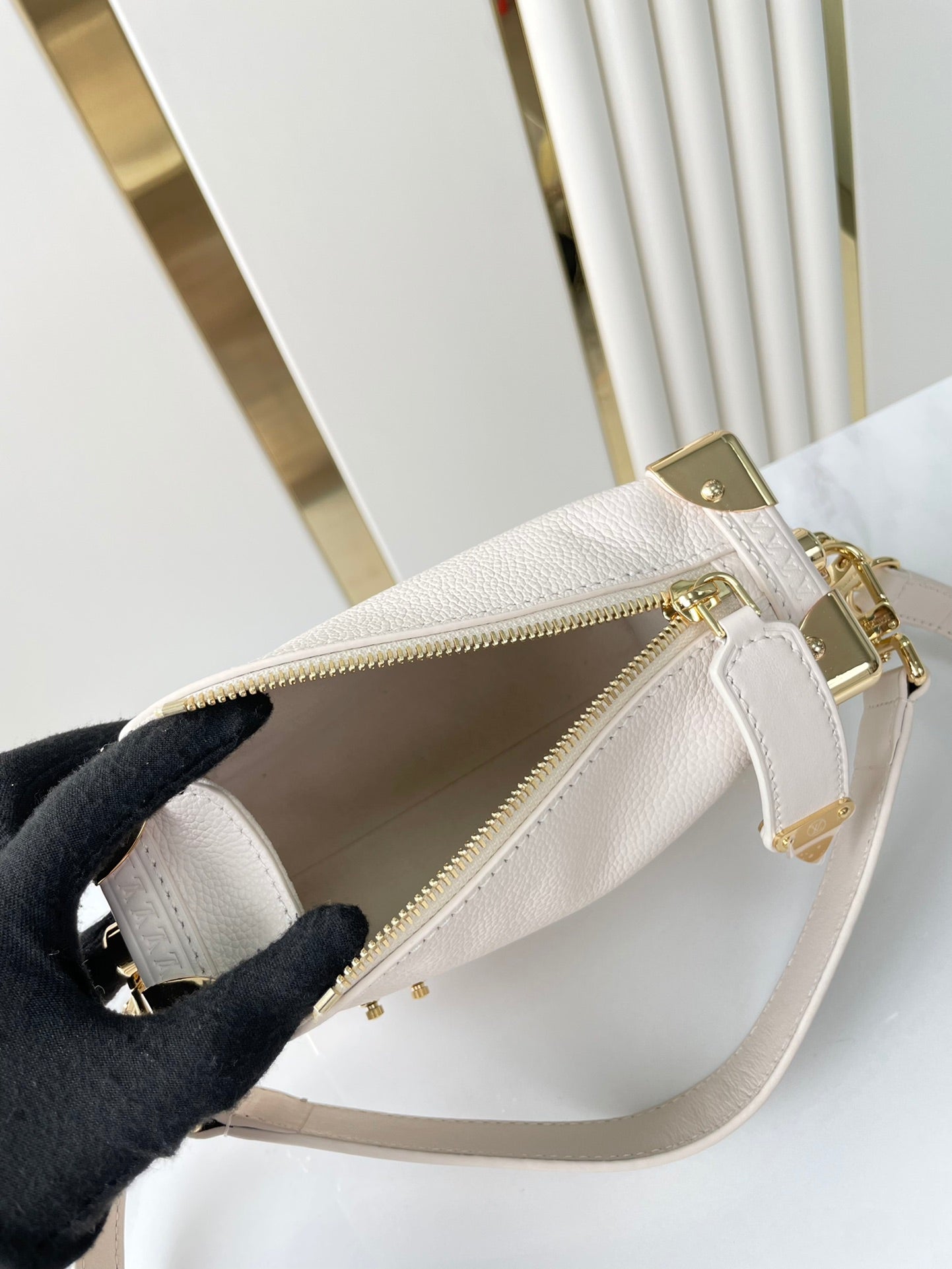 COFFRE LATÉRAL MINI 18 EN CUIR DE VEAU BLANC QUINCAILLERIE DORÉ