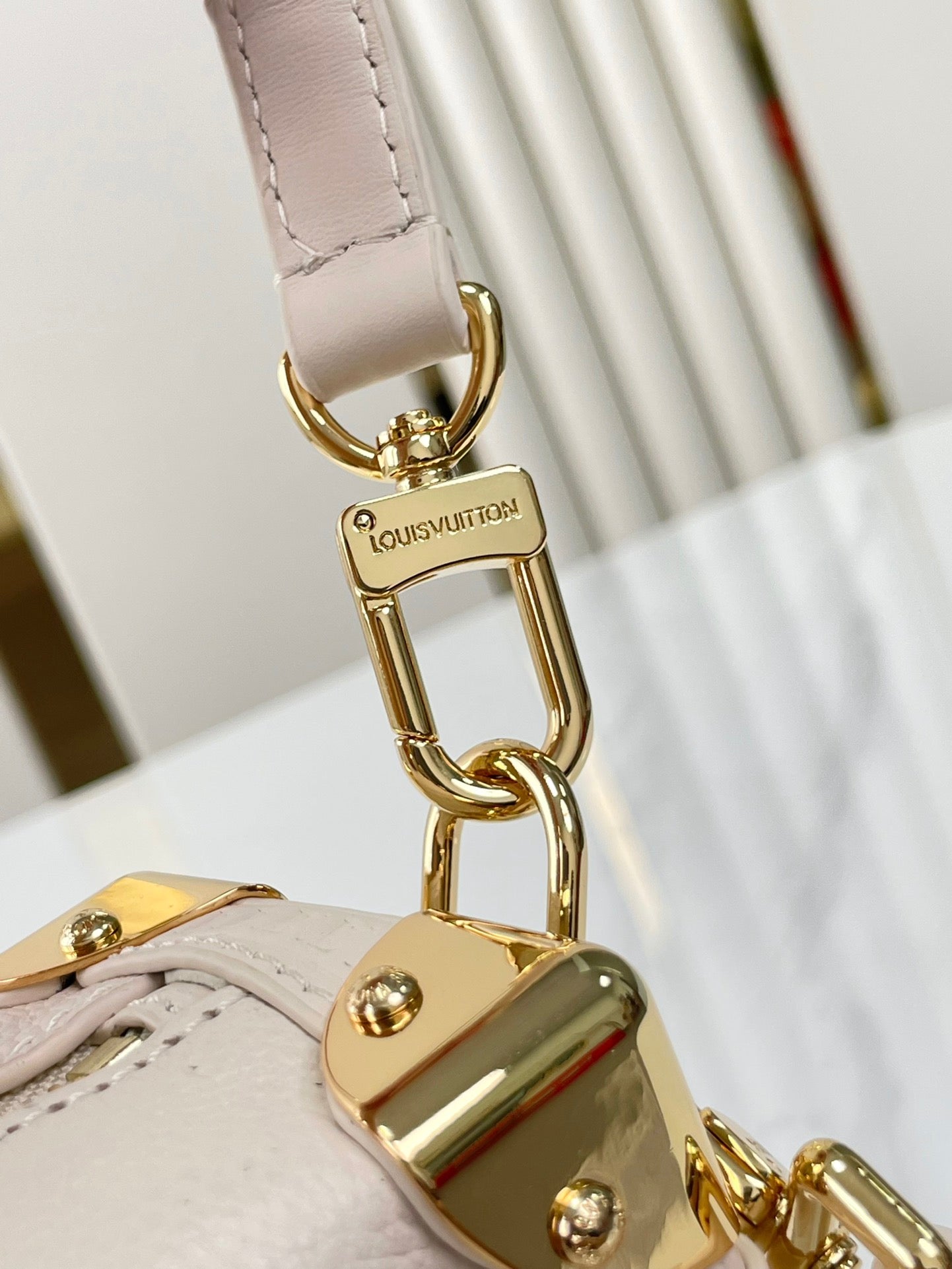 COFFRE LATÉRAL MINI 18 EN CUIR DE VEAU BLANC QUINCAILLERIE DORÉ