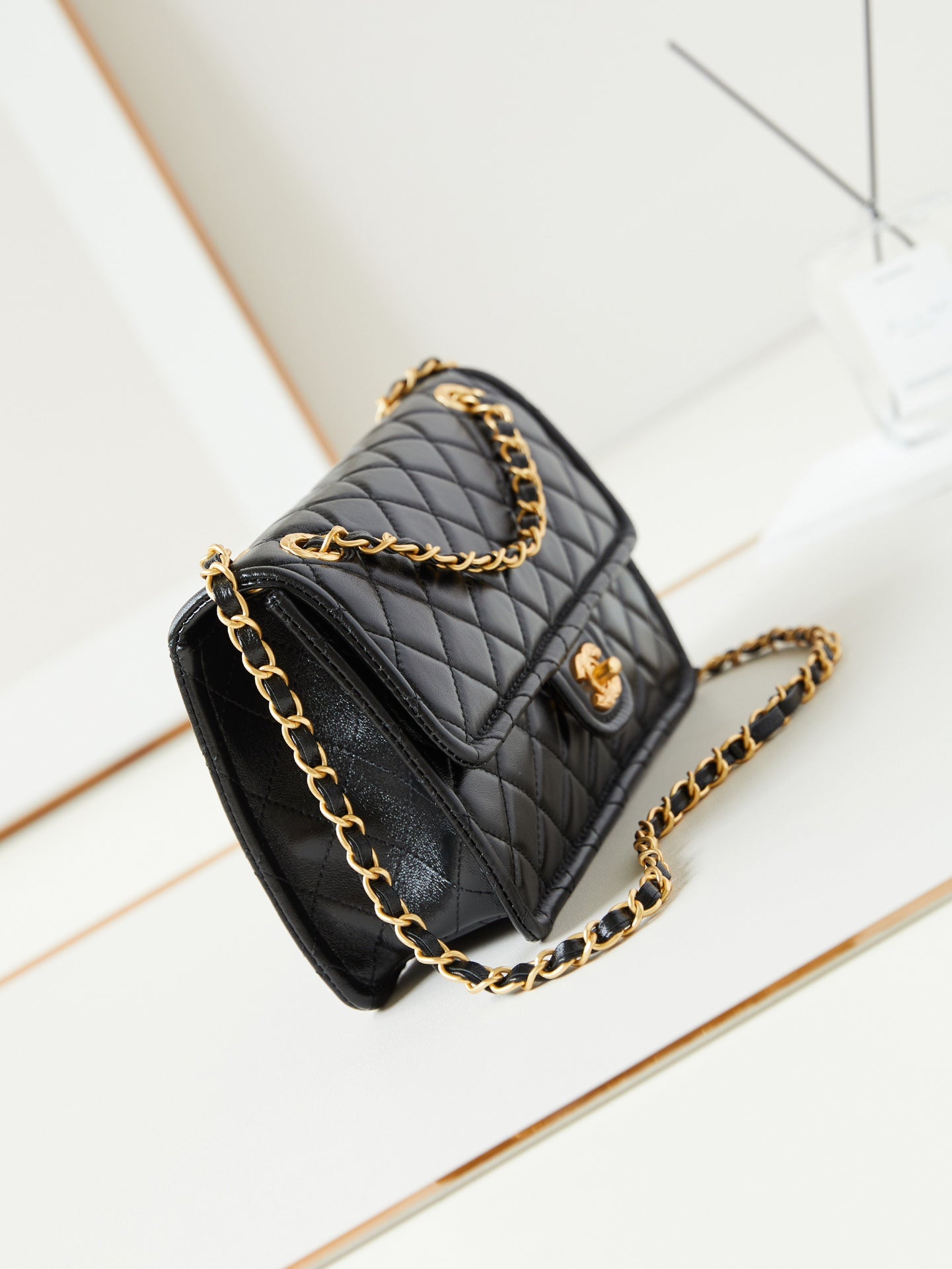 SAC À RABAT MOYEN 24S 25 CM EN CUIR DE VEAU NOIR QUINCAILLERIE DORÉE