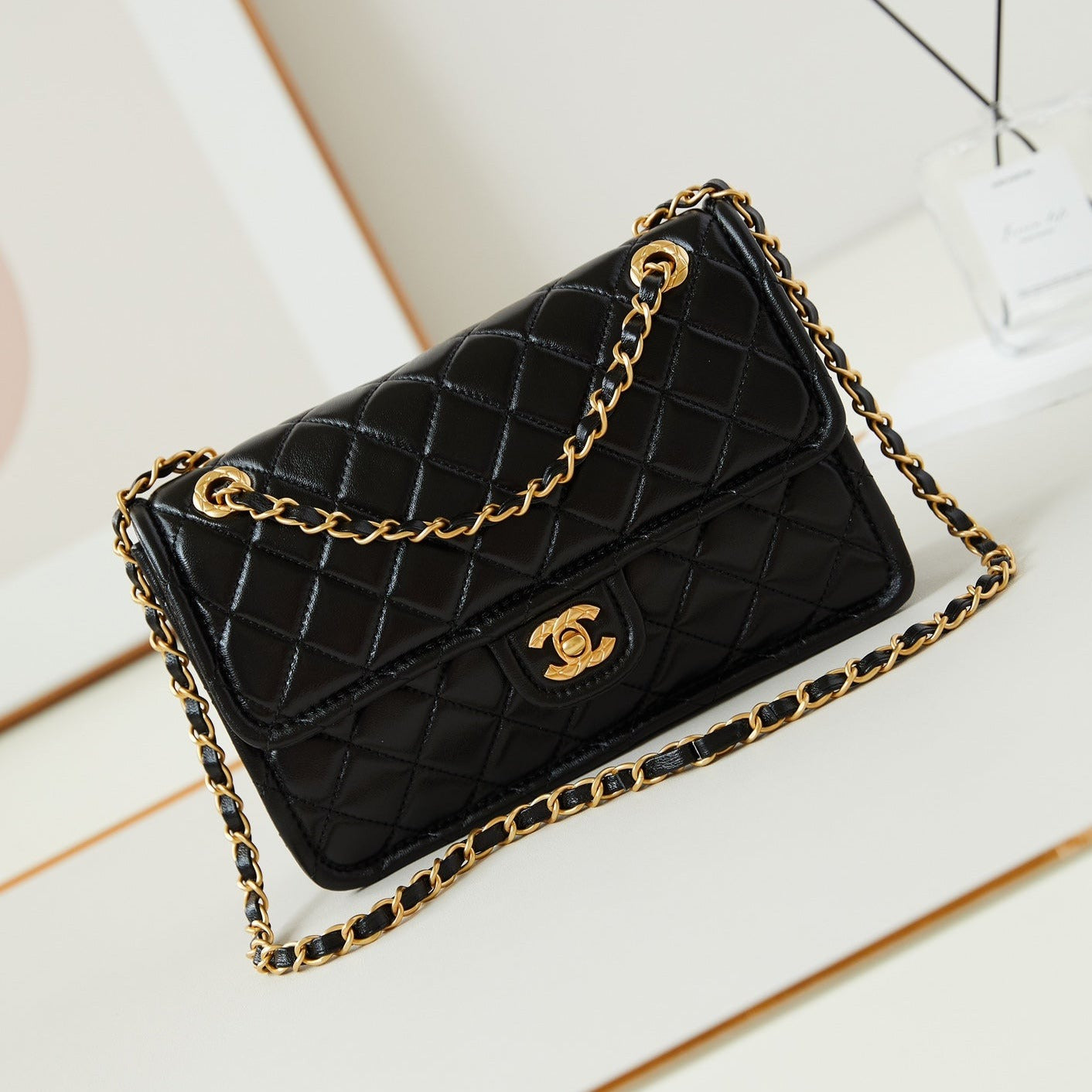 SAC À RABAT MOYEN 24S 25 CM EN CUIR DE VEAU NOIR QUINCAILLERIE DORÉE