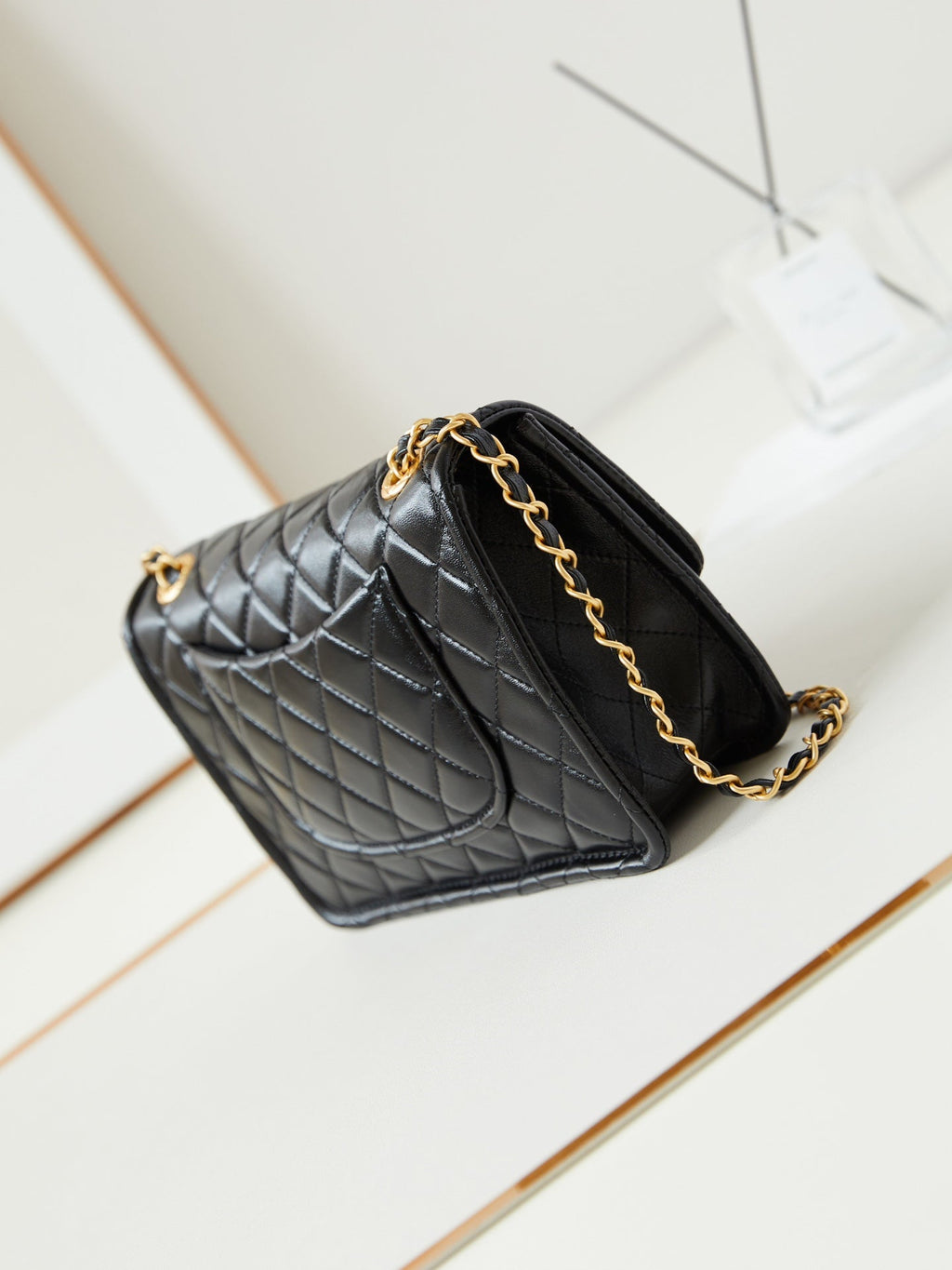 SAC À RABAT MOYEN 24S 25 CM EN CUIR DE VEAU NOIR QUINCAILLERIE DORÉE
