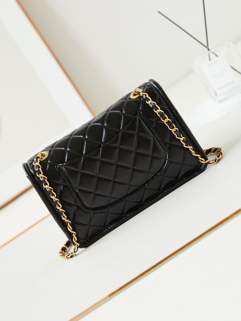 SAC À RABAT MOYEN 24S 25 CM EN CUIR DE VEAU NOIR QUINCAILLERIE DORÉE