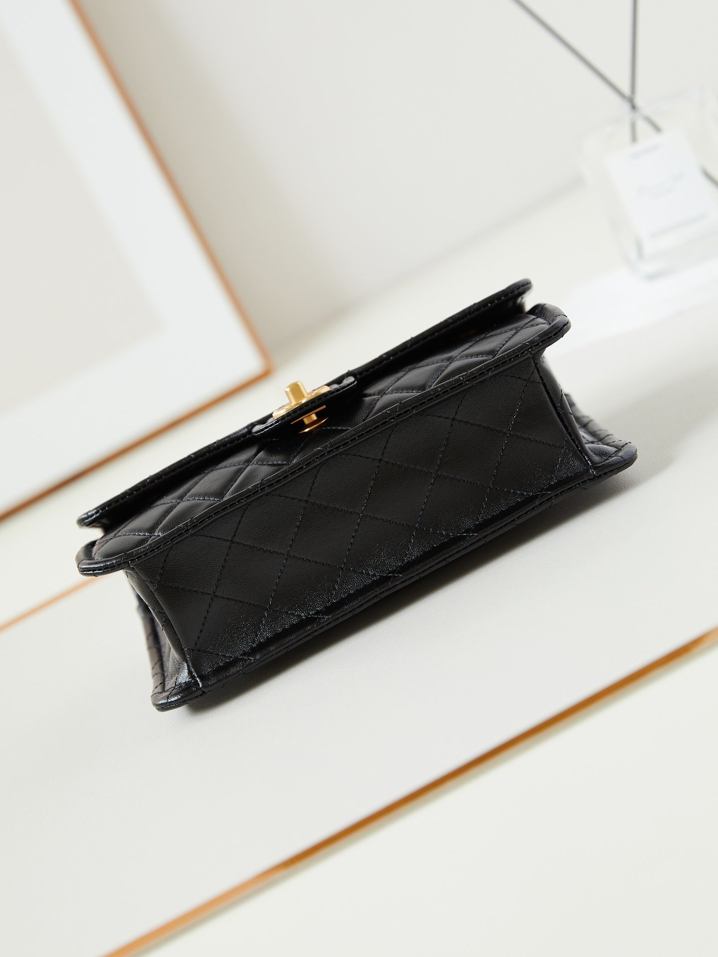 SAC À RABAT MOYEN 24S 25 CM EN CUIR DE VEAU NOIR QUINCAILLERIE DORÉE