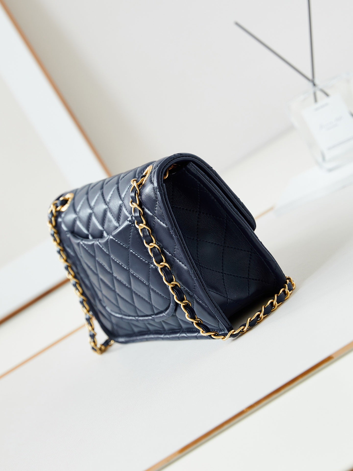SAC À RABAT MOYEN 24S 25 CM EN CUIR DE VEAU BLEU FONCÉ QUINCAILLERIE DORÉE