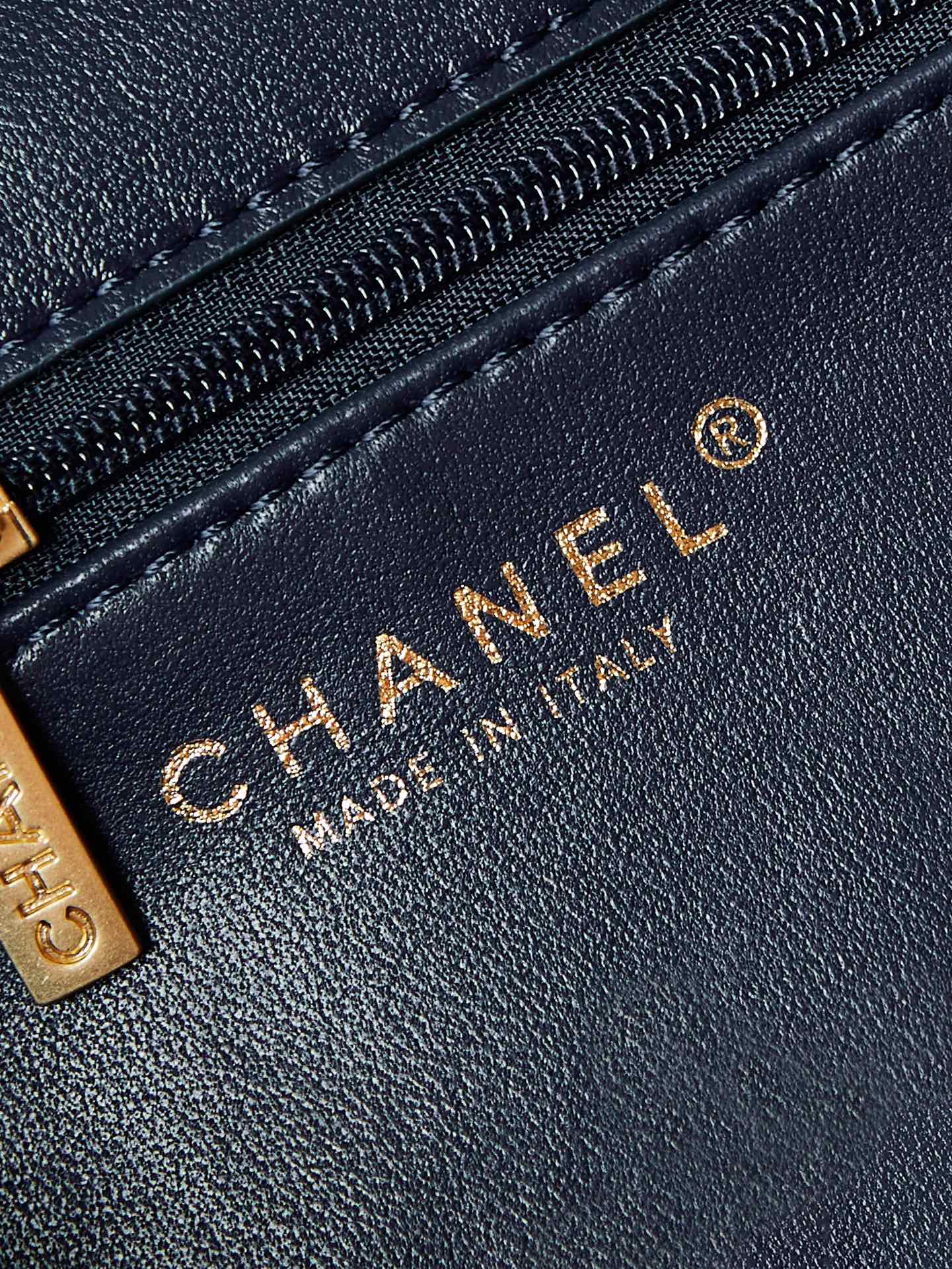 SAC À RABAT MOYEN 24S 25 CM EN CUIR DE VEAU BLEU FONCÉ QUINCAILLERIE DORÉE