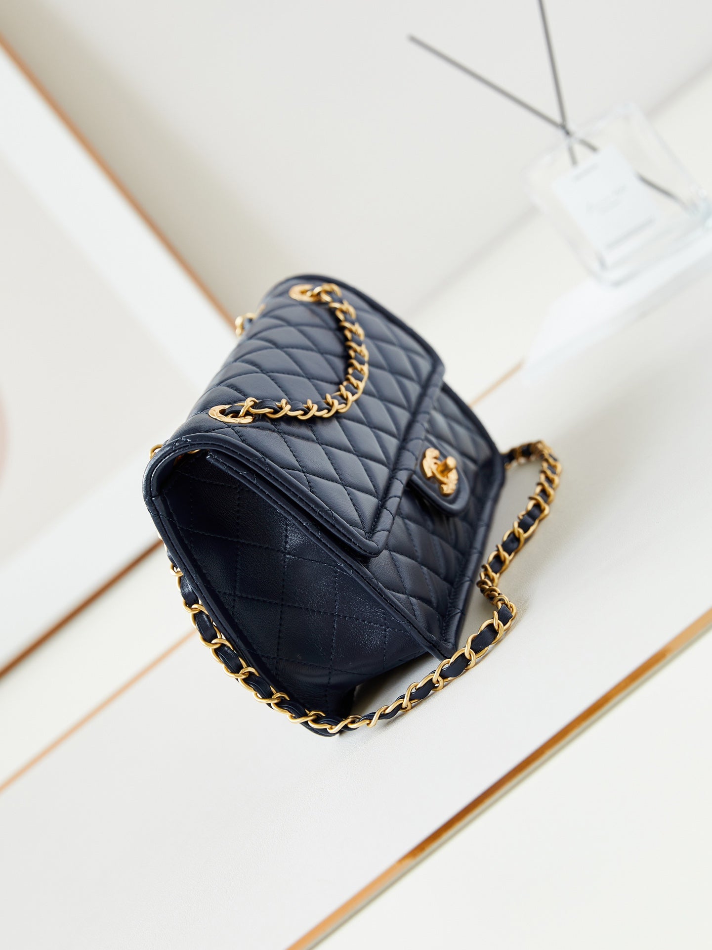 SAC À RABAT MOYEN 24S 25 CM EN CUIR DE VEAU BLEU FONCÉ QUINCAILLERIE DORÉE