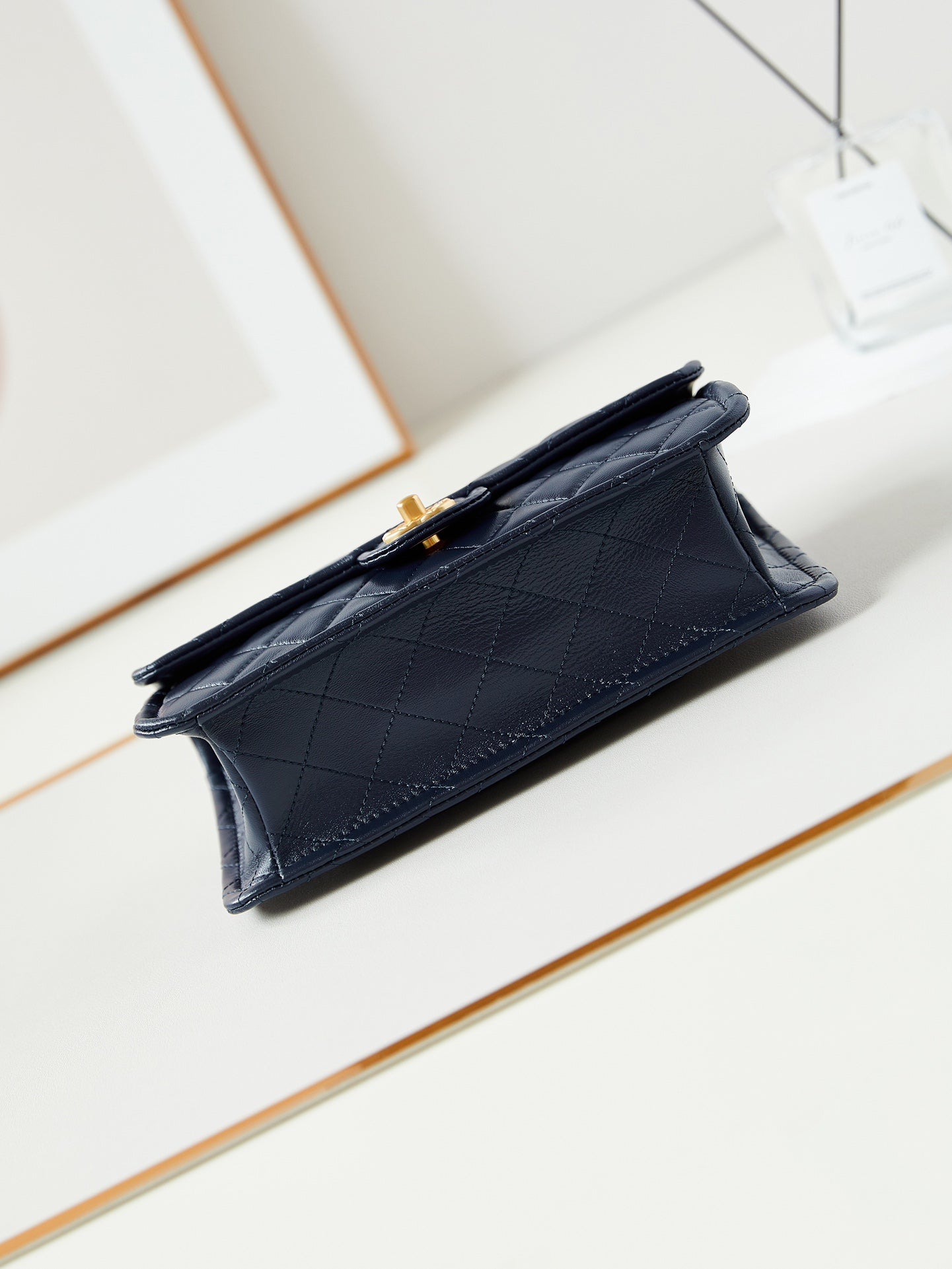 SAC À RABAT MOYEN 24S 25 CM EN CUIR DE VEAU BLEU FONCÉ QUINCAILLERIE DORÉE
