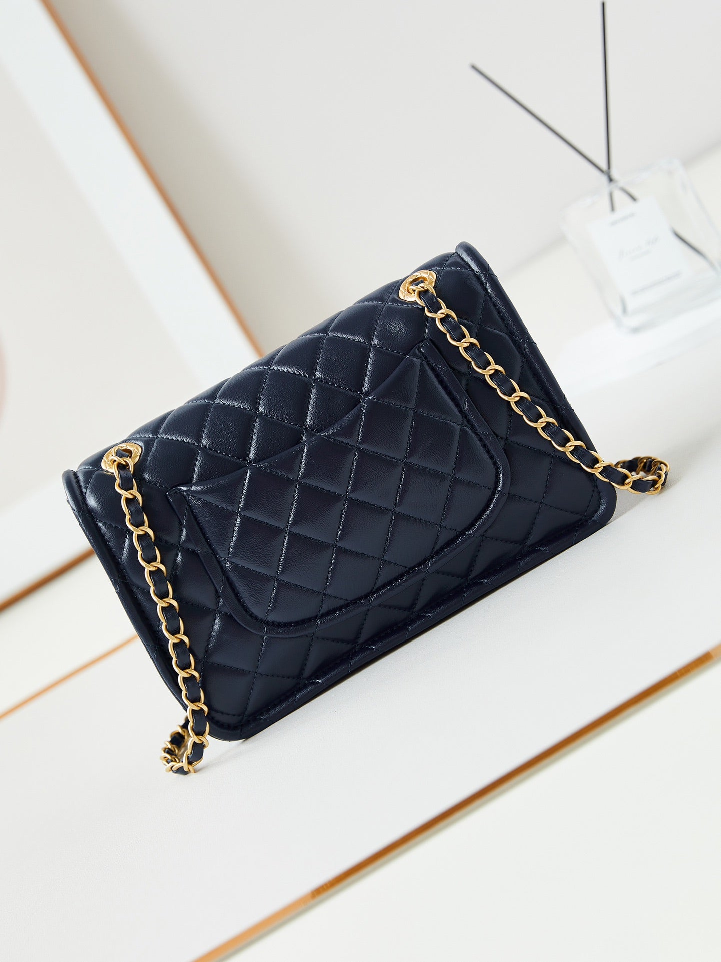 SAC À RABAT MOYEN 24S 25 CM EN CUIR DE VEAU BLEU FONCÉ QUINCAILLERIE DORÉE