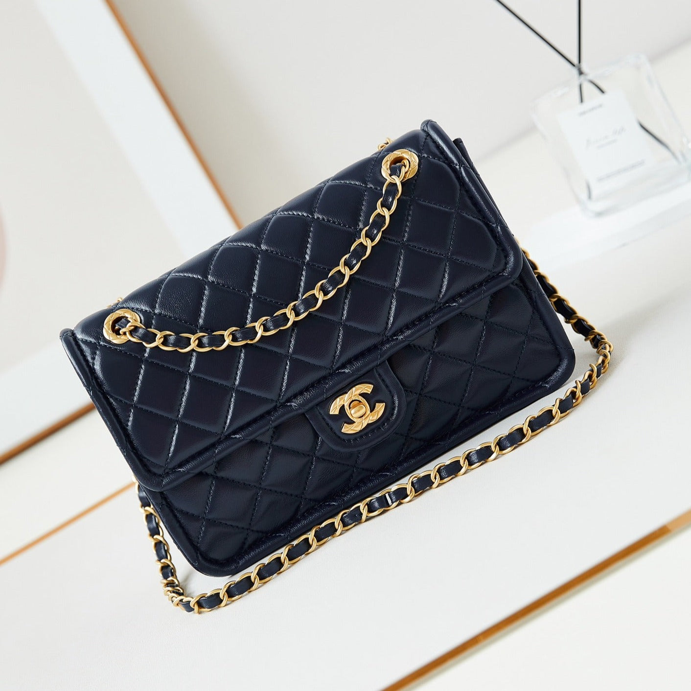 SAC À RABAT MOYEN 24S 25 CM EN CUIR DE VEAU BLEU FONCÉ QUINCAILLERIE DORÉE