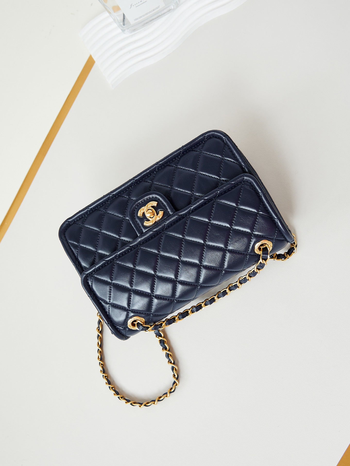 SAC À RABAT MOYEN 24S 25 CM EN CUIR DE VEAU BLEU FONCÉ QUINCAILLERIE DORÉE