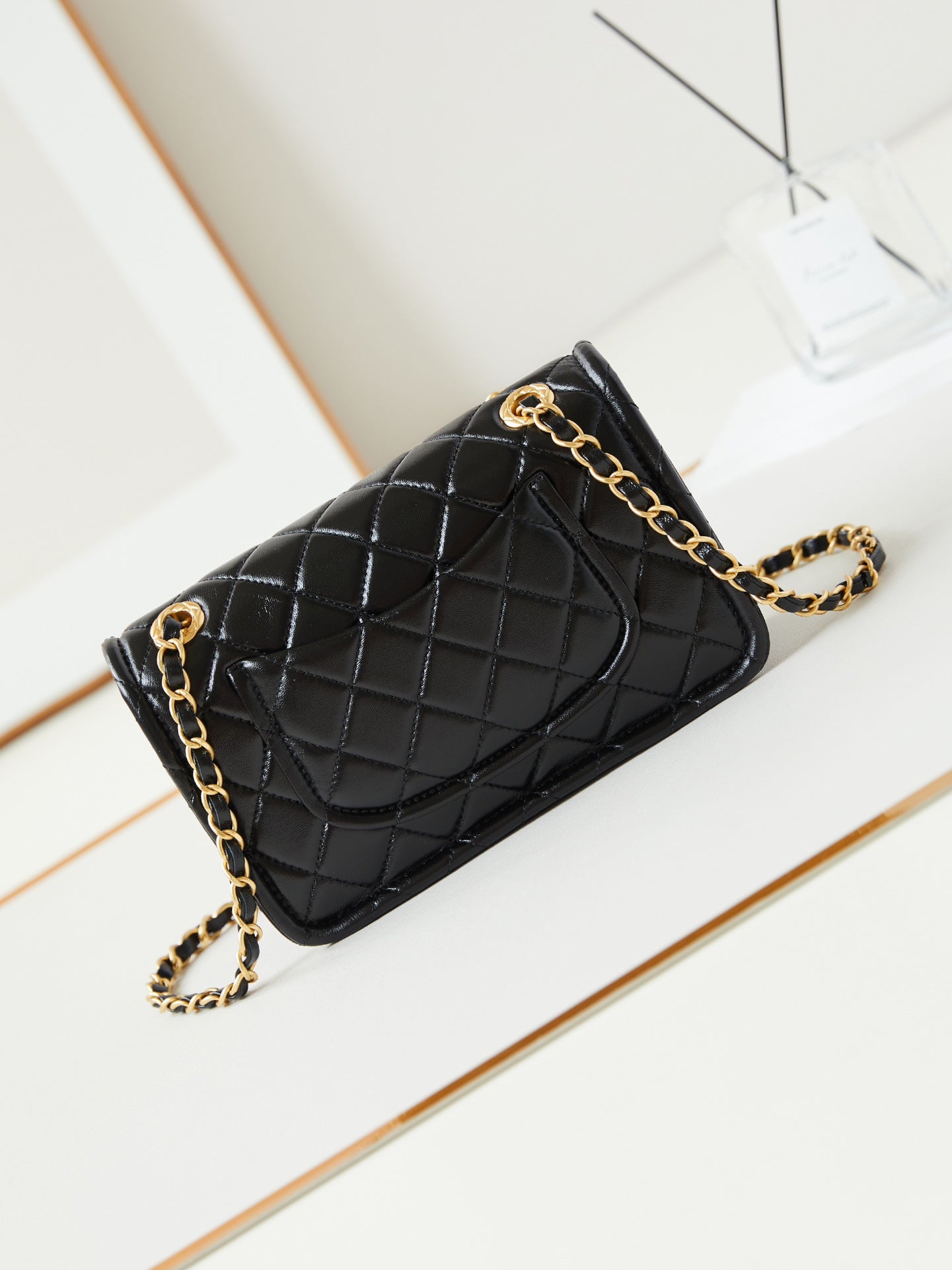 24S PETIT SAC À RABAT 23 CM CUIR DE VEAU NOIR QUINCAILLERIE DORÉ