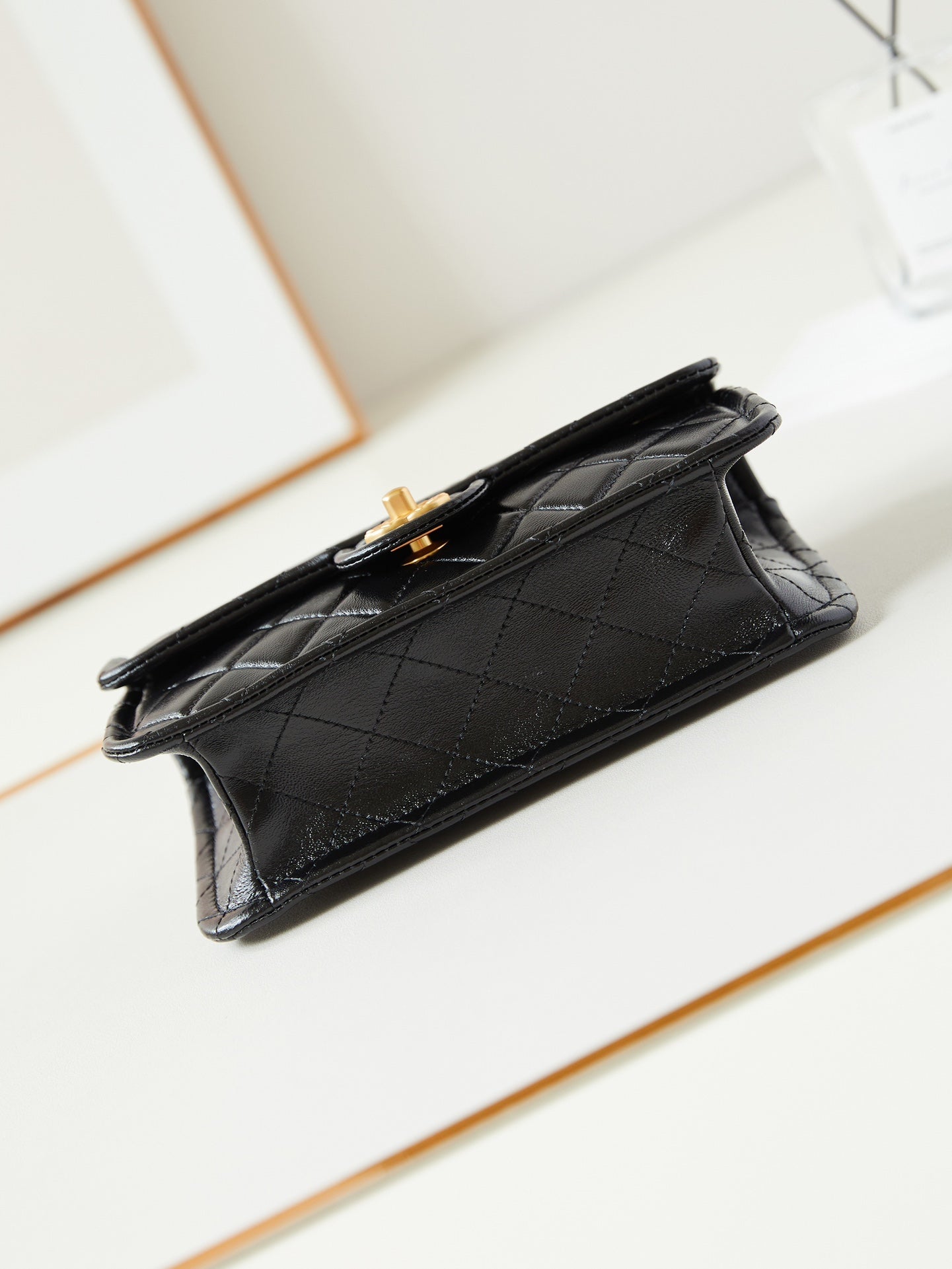 24S PETIT SAC À RABAT 23 CM CUIR DE VEAU NOIR QUINCAILLERIE DORÉ