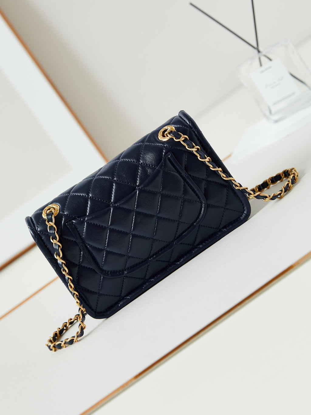 24S PETIT SAC À RABAT 23 CM CUIR DE VEAU BLEU FONCÉ QUINCAILLERIE DORÉE