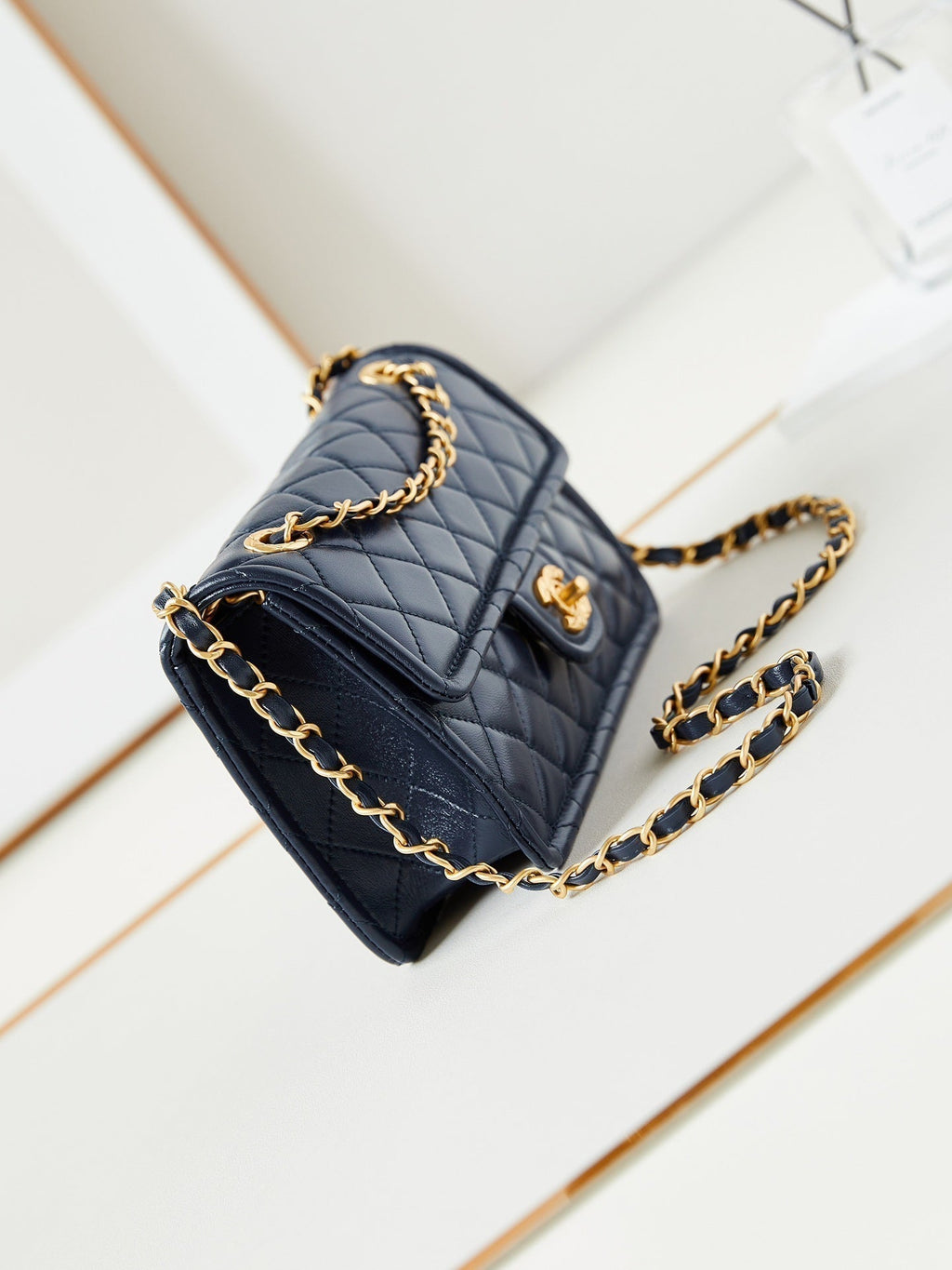 24S PETIT SAC À RABAT 23 CM CUIR DE VEAU BLEU FONCÉ QUINCAILLERIE DORÉE