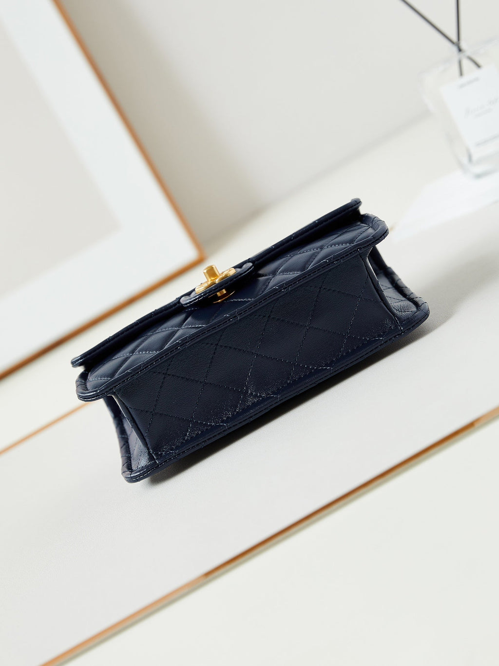 24S PETIT SAC À RABAT 23 CM CUIR DE VEAU BLEU FONCÉ QUINCAILLERIE DORÉE