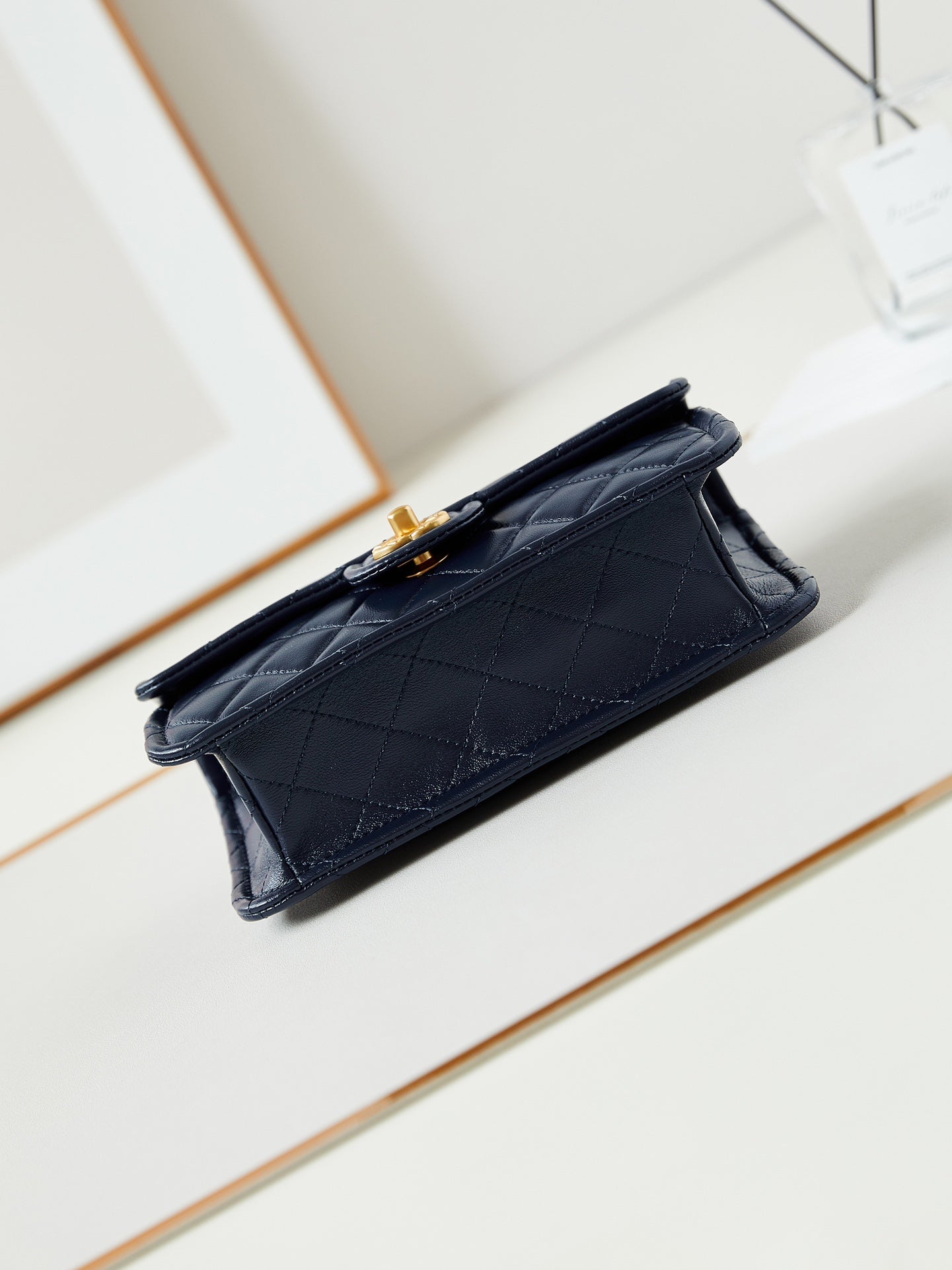 24S PETIT SAC À RABAT 23 CM CUIR DE VEAU BLEU FONCÉ QUINCAILLERIE DORÉE