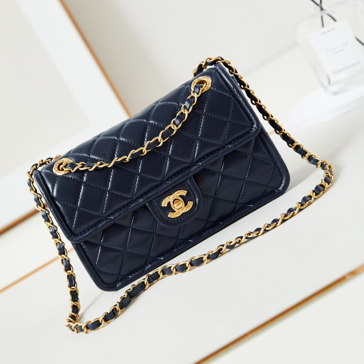 24S PETIT SAC À RABAT 23 CM CUIR DE VEAU BLEU FONCÉ QUINCAILLERIE DORÉE