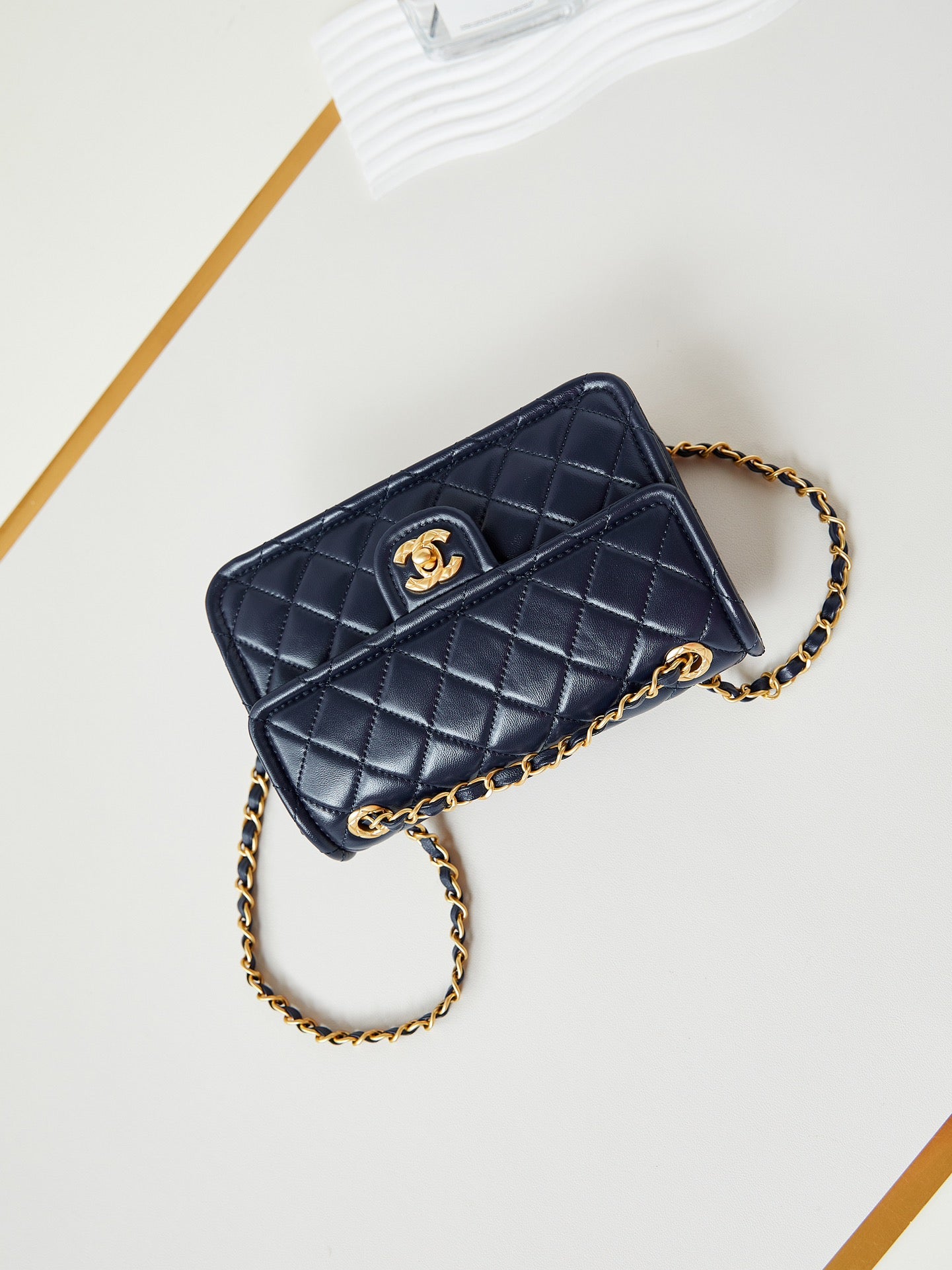 24S PETIT SAC À RABAT 23 CM CUIR DE VEAU BLEU FONCÉ QUINCAILLERIE DORÉE